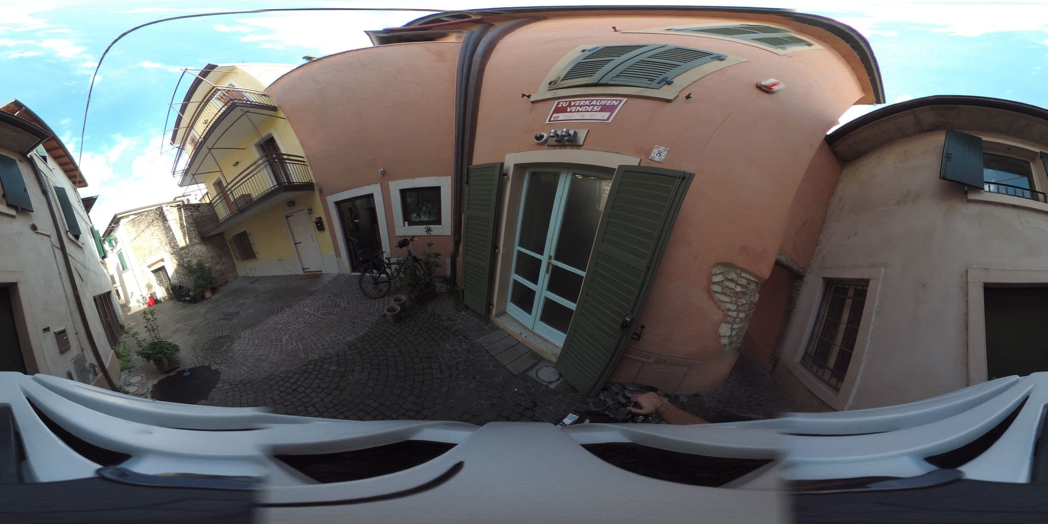 Street view near Le Finestre Sul Borgo Rooms, Peschiera del Garda — © giubar (CC BY-SA · Mapillary)