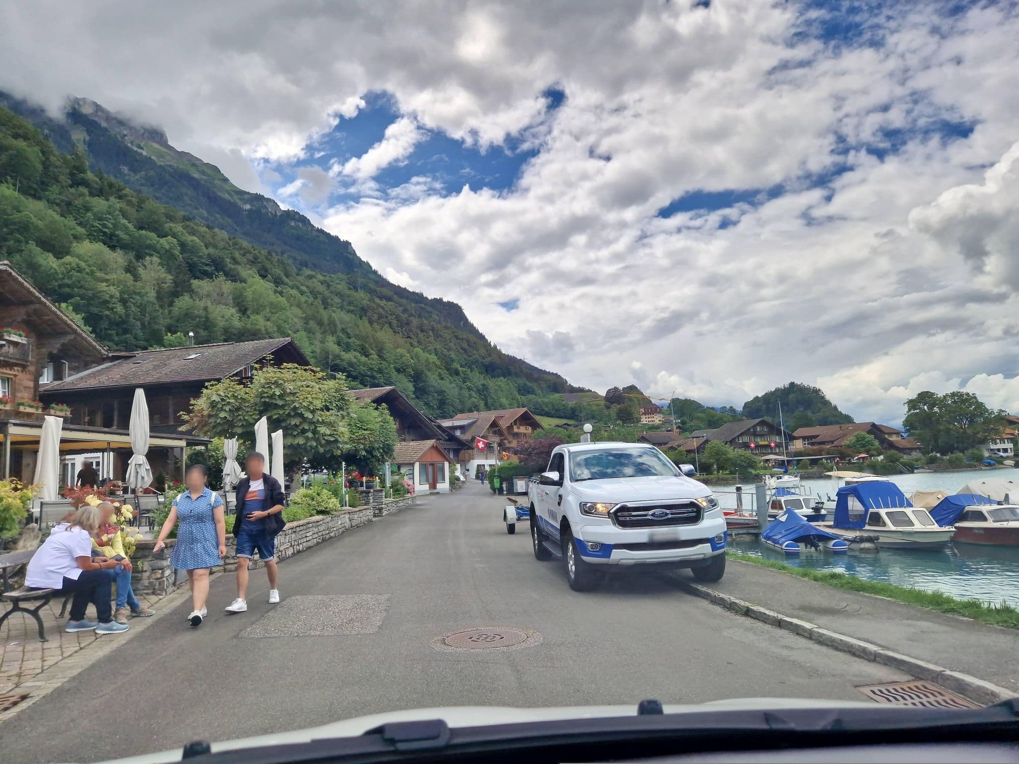 Street view near Chalet Du Lac, Ringgenberg — © chrisbeddow (CC BY-SA · Mapillary)