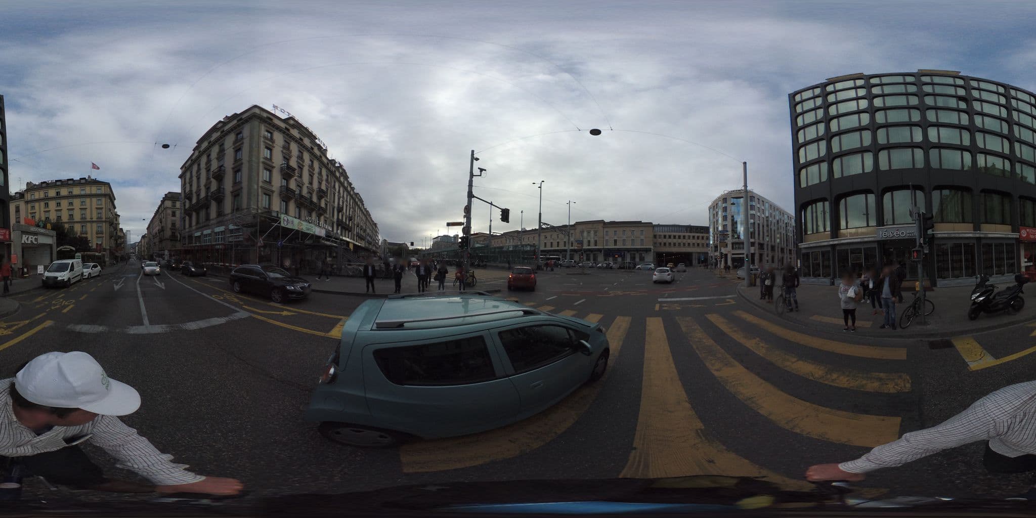 Street view near Hôtel Warwick, Geneva — © geovelo (CC BY-SA · Mapillary)