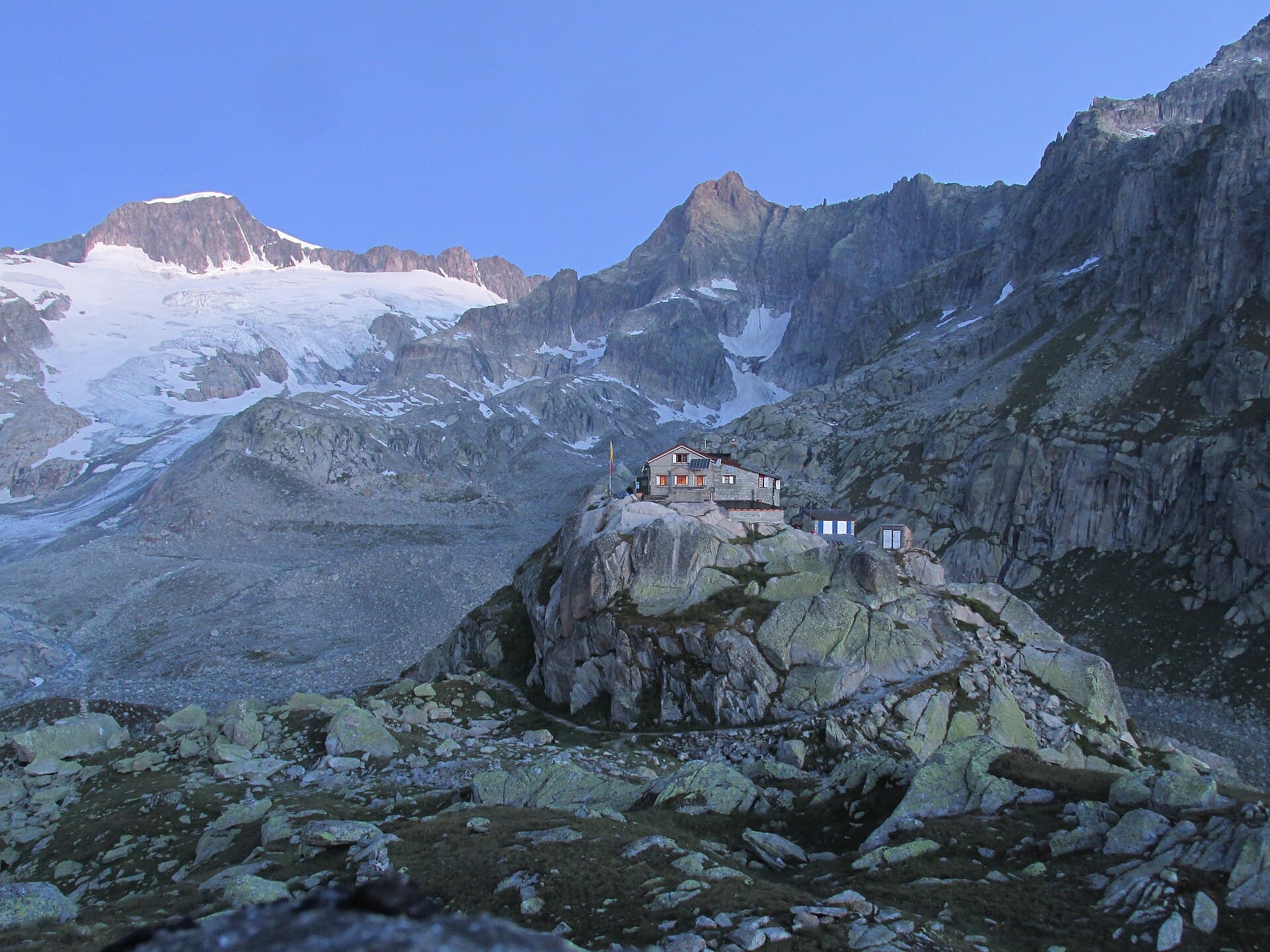 Albert-Heim-Hütte SAC (via Wikimedia Commons, CC BY-SA 3.0)