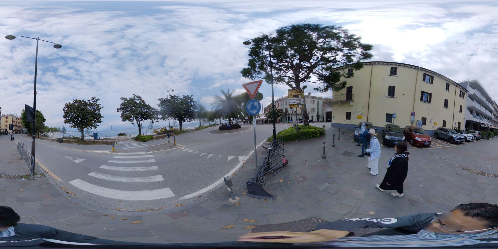 Street view near Hotel Riviera, Desenzano del Garda — © mapconcierge (CC BY-SA · Mapillary)