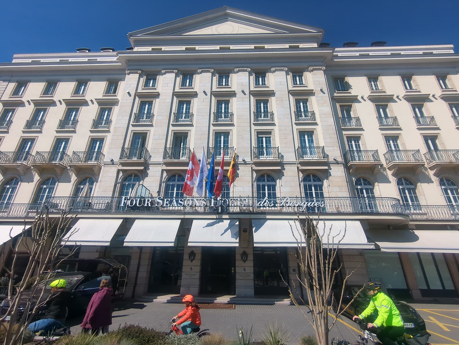 Four Seasons Hôtel des Bergues (via Wikimedia Commons, CC0)