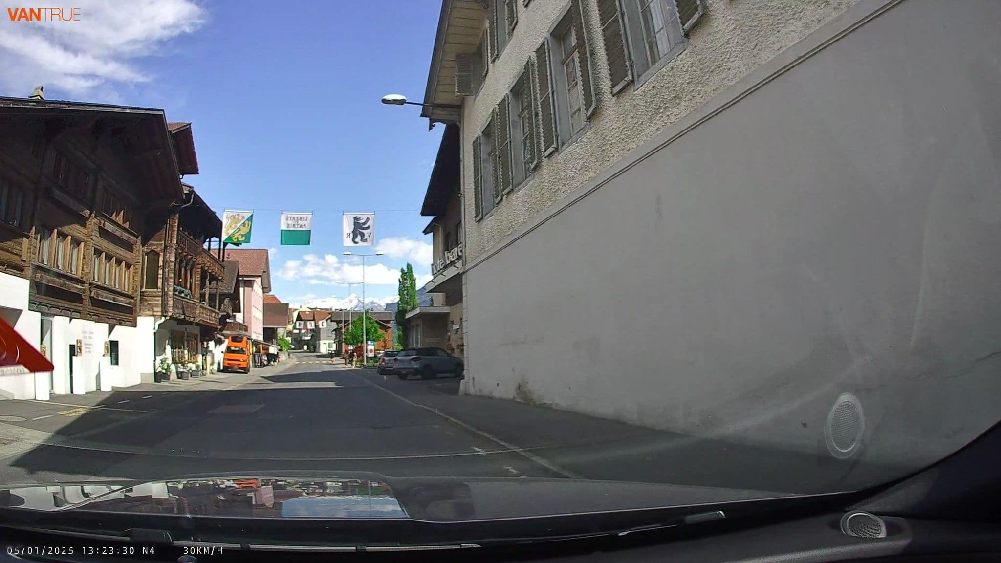 Street view near Seehotel Bären, Brienz — © fcignat (CC BY-SA · Mapillary)