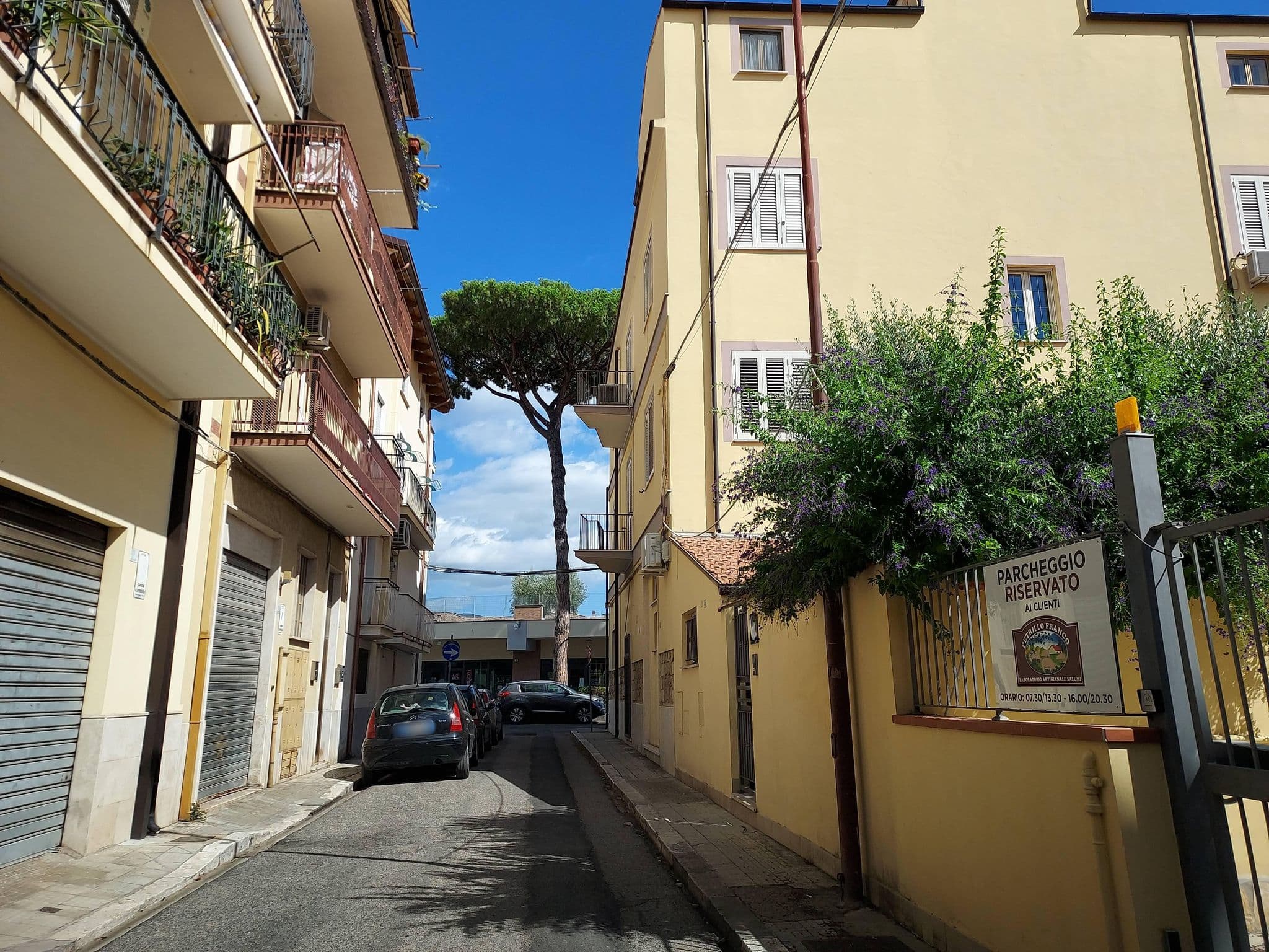 Street view near Bed and Breakfast La Dolce Vita, Fondi — © odiug (CC BY-SA · Mapillary)