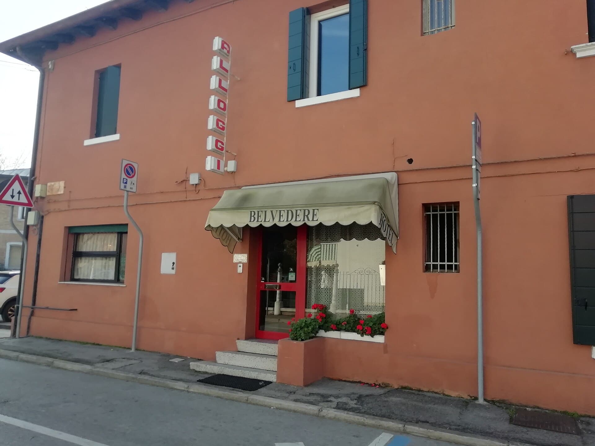 Nuova Locanda Belvedere (via Wikimedia Commons, CC BY-SA 3.0)