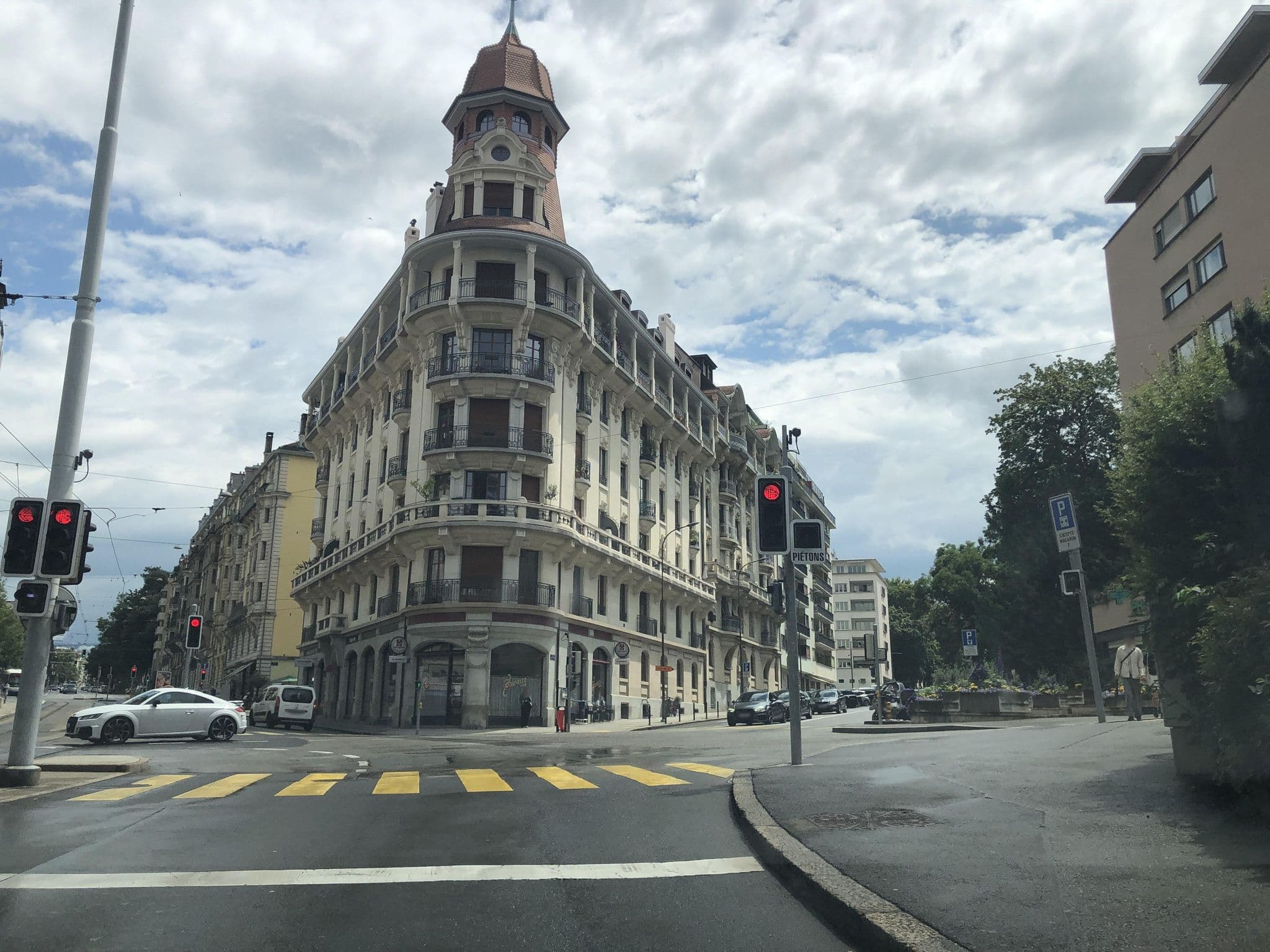 Street view near Hôtel Pax, Geneva — © peterleth (CC BY-SA · Mapillary)