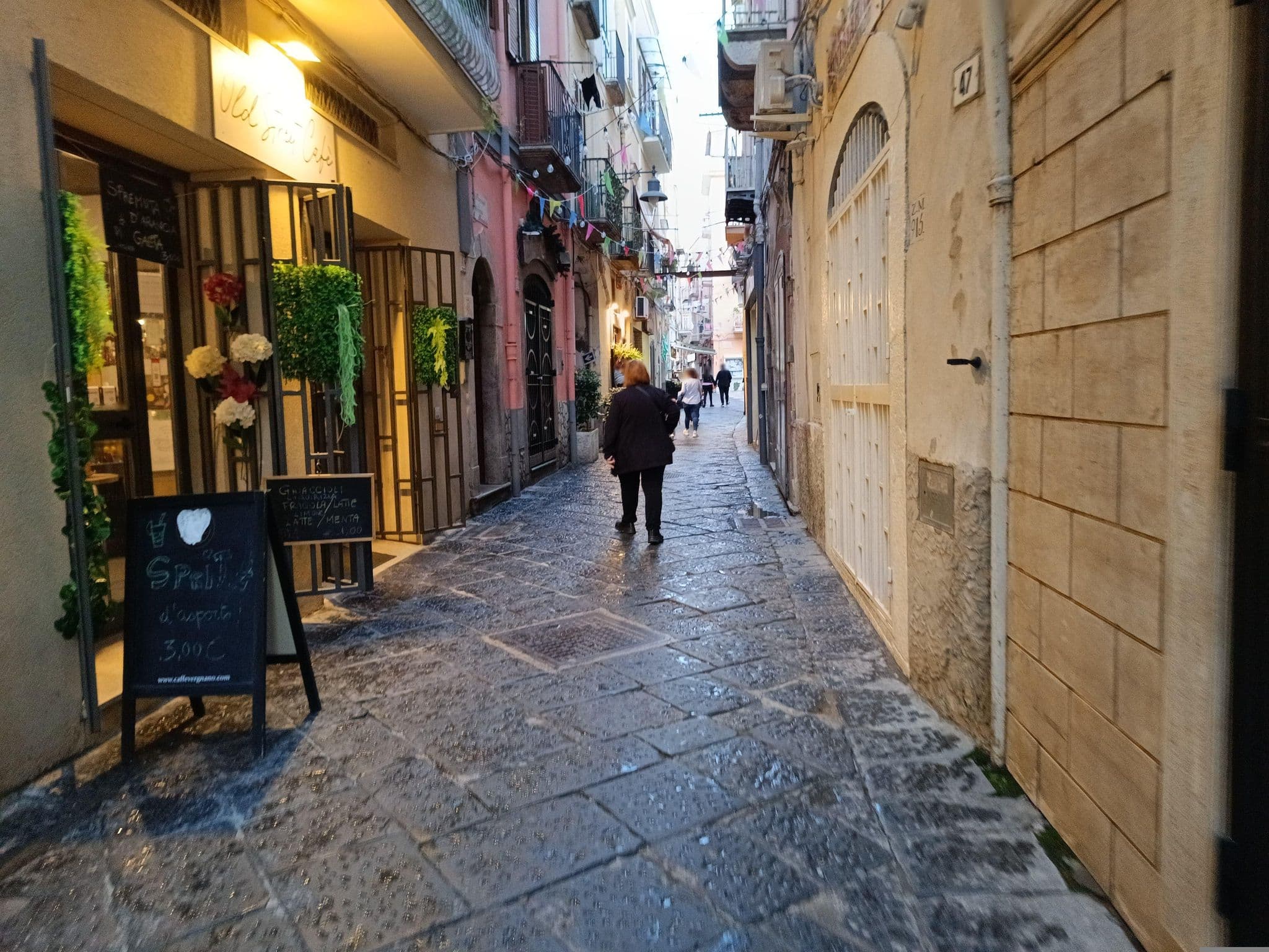 Street view near Il Viaggiatore Via Indipendenza B&B, Gaeta — © odiug (CC BY-SA · Mapillary)