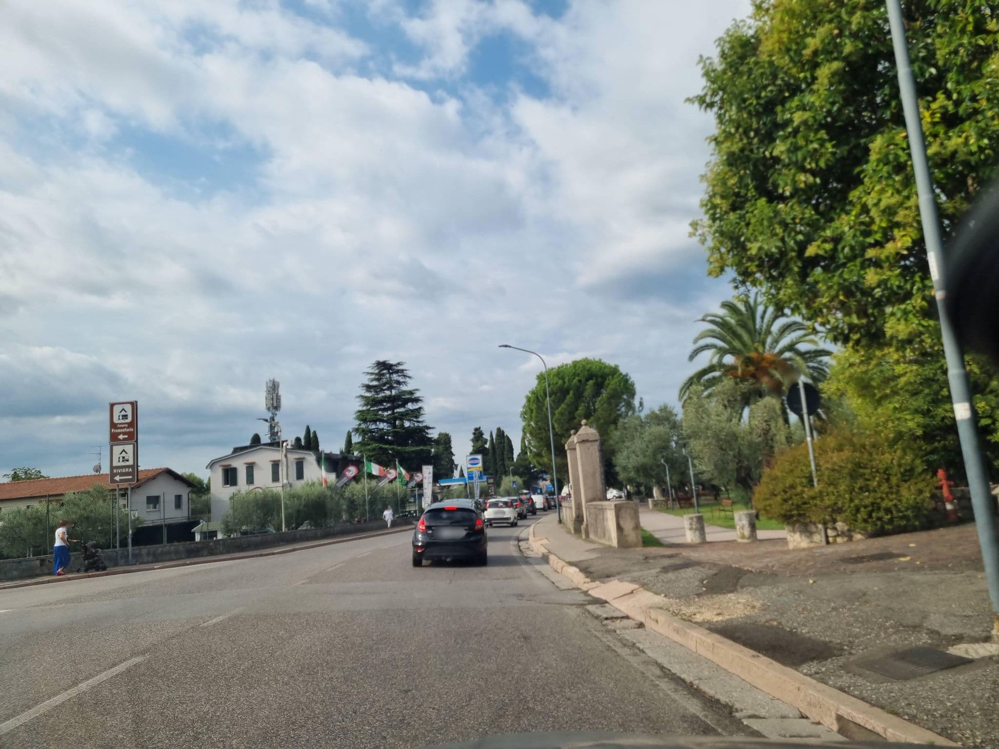 Street view near Colors Hostel - route 77, Toscolano Maderno — © dsmm (CC BY-SA · Mapillary)