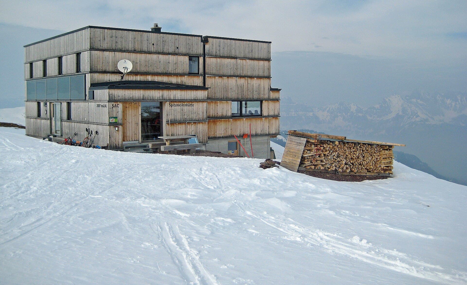 Spitzmeilenhütte (via Wikimedia Commons, CC0)