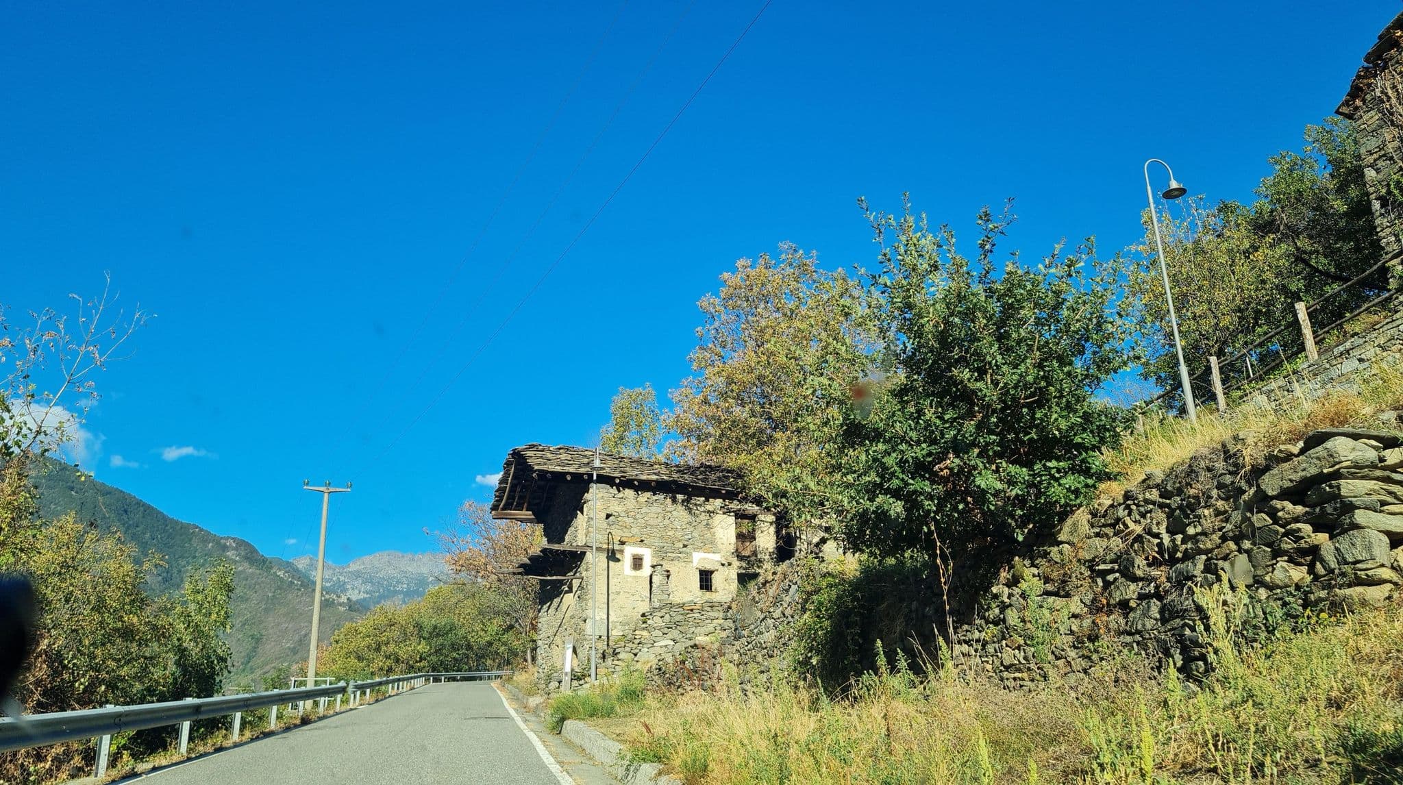 Street view near Maison de Noé, Hone — © laniuscollurio (CC BY-SA · Mapillary)