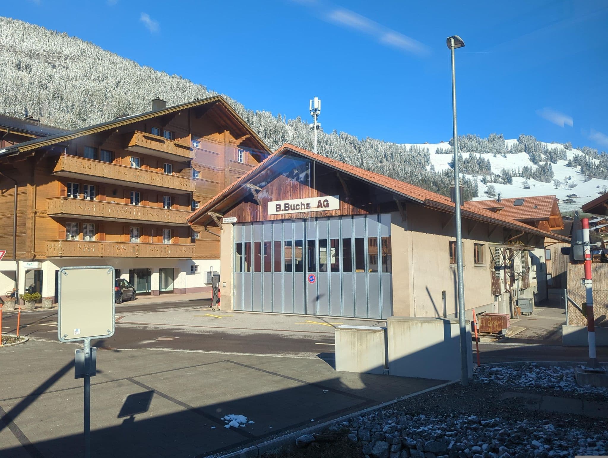 Street view near Ferienlager Musikhaus Zweisimmen, Zweisimmen — © oeschinen (CC BY-SA · Mapillary)