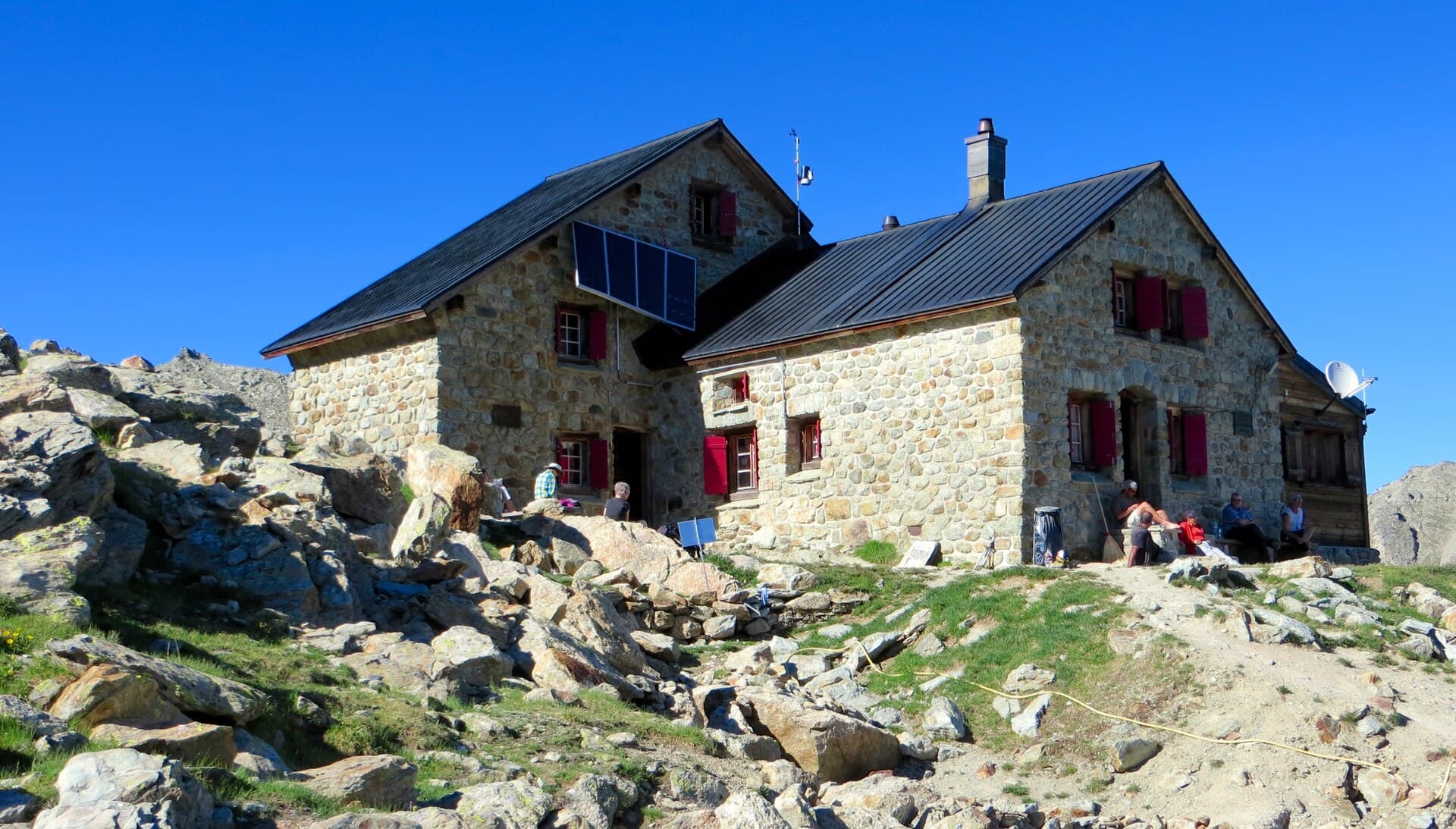 Cabane des Aiguilles Rouges (via Wikimedia Commons, CC BY-SA 3.0)