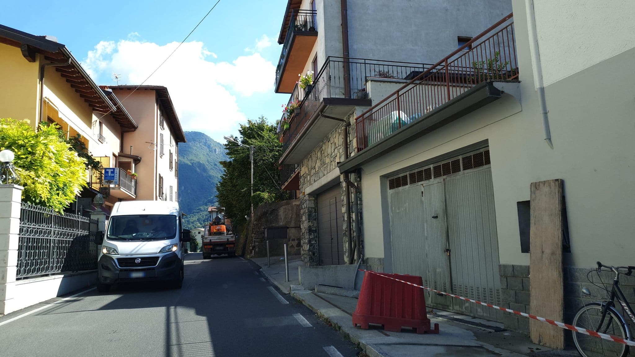 Street view near Hotel Ristorante Pizzeria Helvetia, Lezzeno — © jopparn (CC BY-SA · Mapillary)