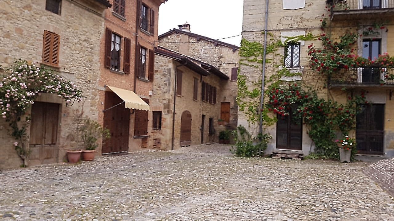Street view near Hotel Castello di Vigoleno, Castell'Arquato — © bernardvoyageur (CC BY-SA · Mapillary)