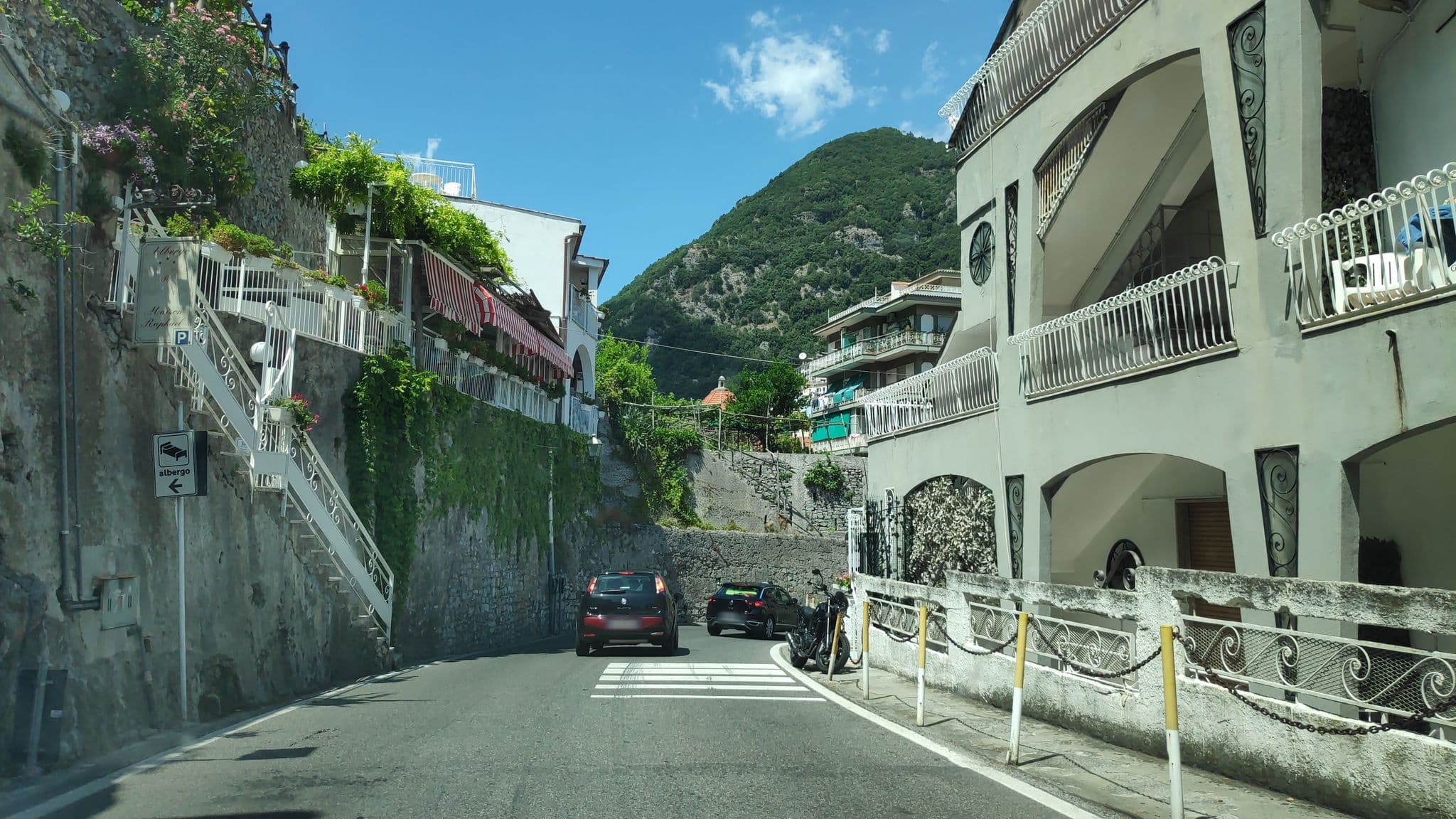 Street view near Hotel Europa a Minori - HOTEL a 50 metri dal MARE - Hotel con PARCHEGGIO Costiera Amalfitana, Minori — © marcuscalabresus (CC BY-SA · Mapillary)