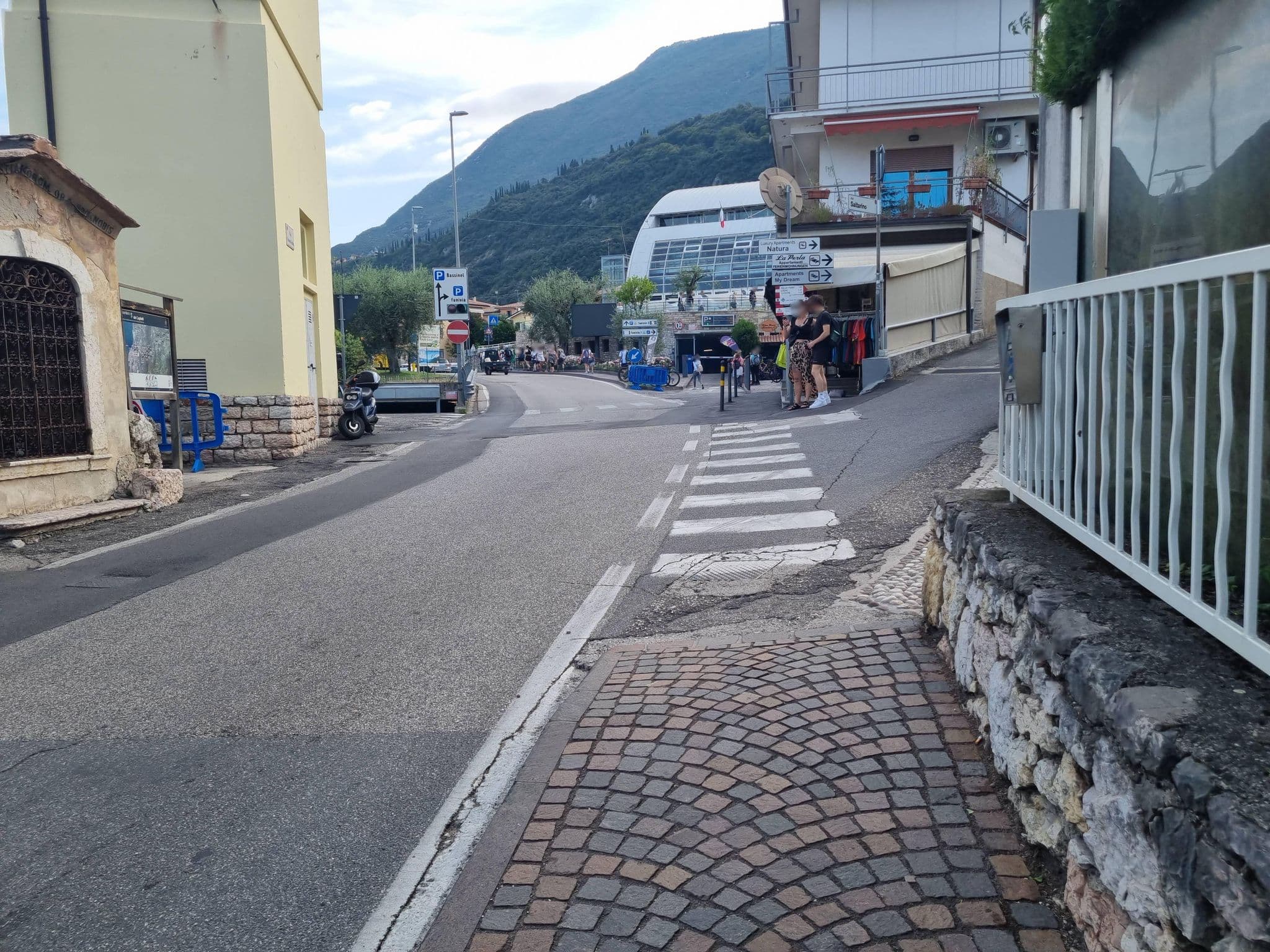 Street view near Hotel Catullo Malcesine, Malcesine — © dsmm (CC BY-SA · Mapillary)