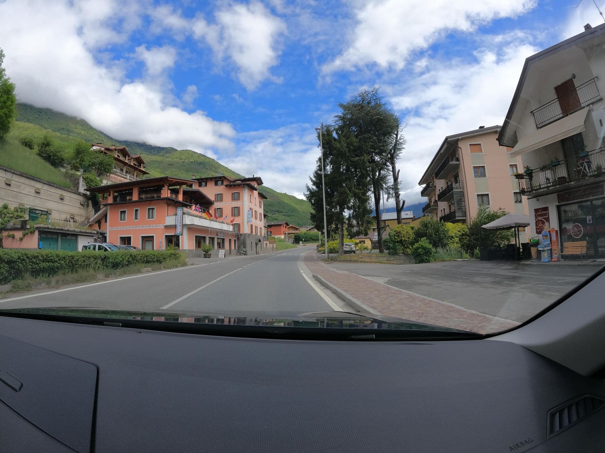 Street view near Albergo Ristorante Pizzeria Eternità, Malonno — © borovac (CC BY-SA · Mapillary)