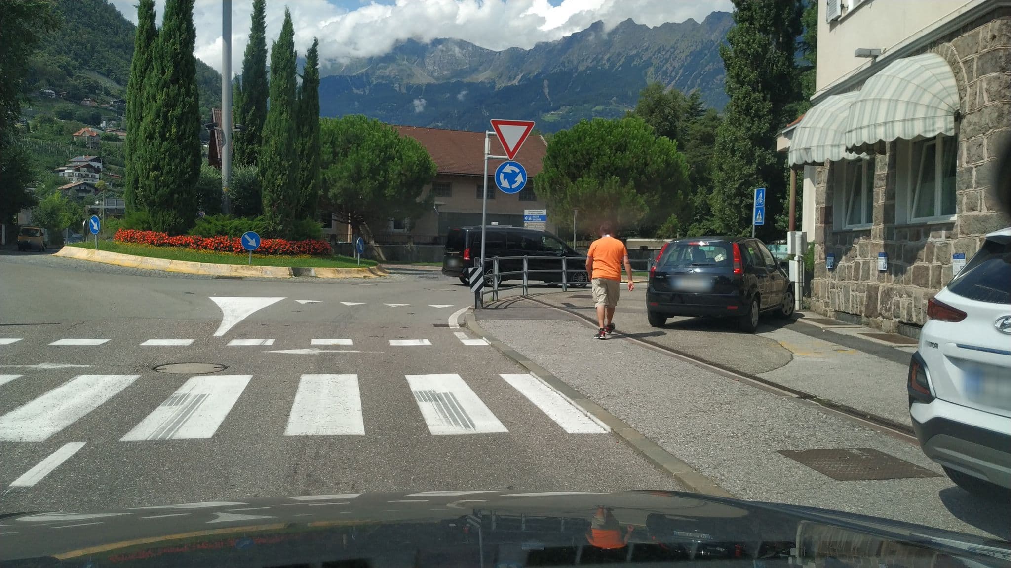 Street view near Hotel Ristorante Pizzeria Cavallino - S' Rössl, Marlengo — © mikki65 (CC BY-SA · Mapillary)