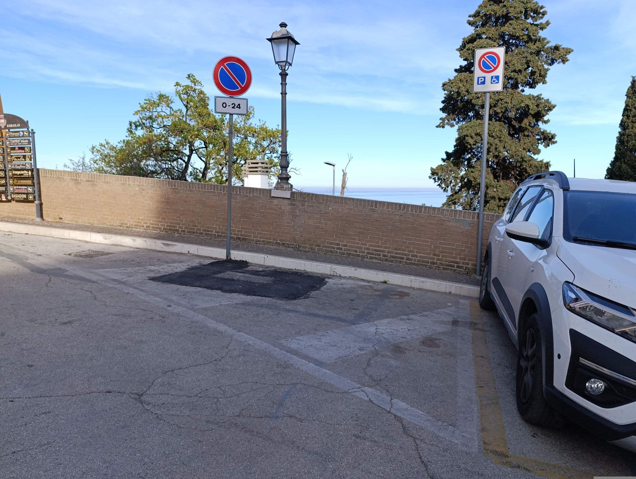 Street view near Locanda Rocco da Francesco Hotel e Ristorante Sirolo, Sirolo — © jeawrong (CC BY-SA · Mapillary)
