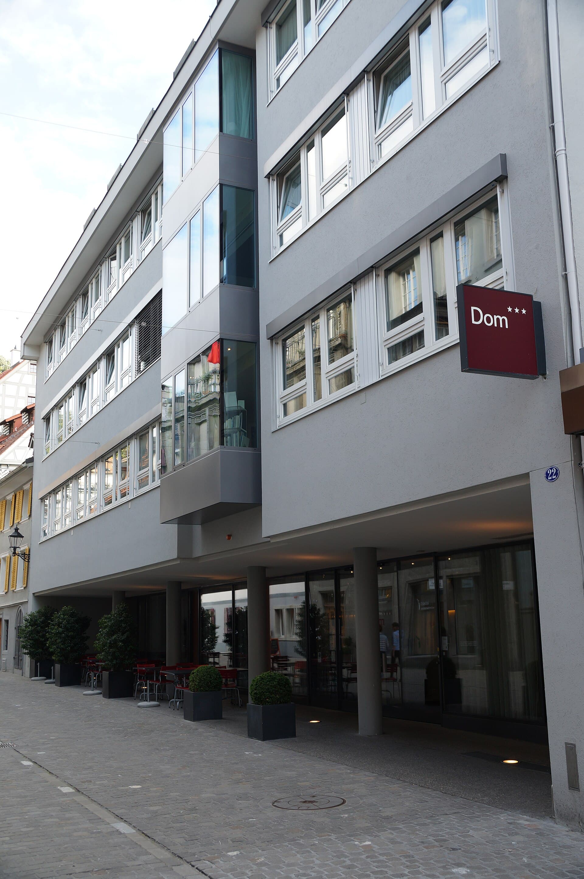 Hotel Dom (via Wikimedia Commons, CC BY-SA 3.0)