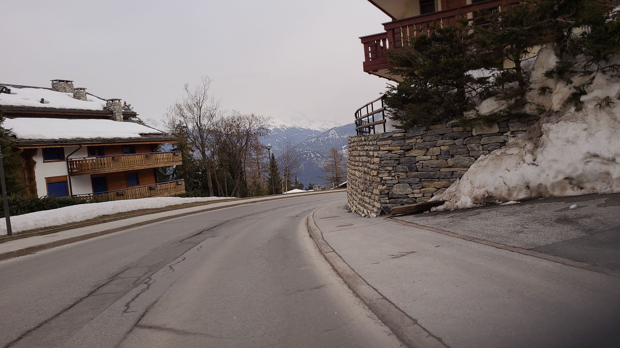 Street view near Helvetia Intergolf, Crans-Montana — © keigan (CC BY-SA · Mapillary)
