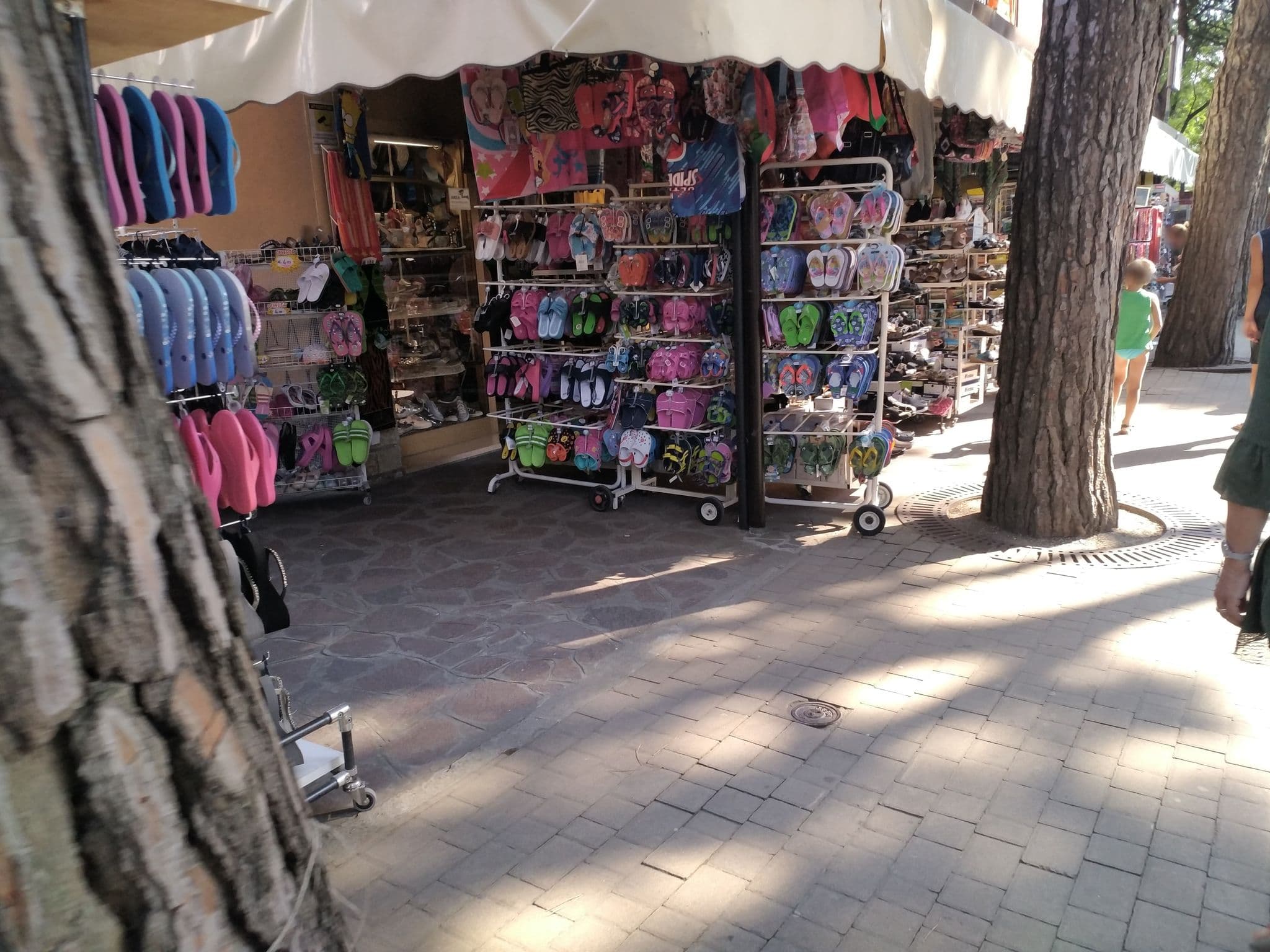 Street view near Hotel Valentino, Pinarella — © mingo23 (CC BY-SA · Mapillary)