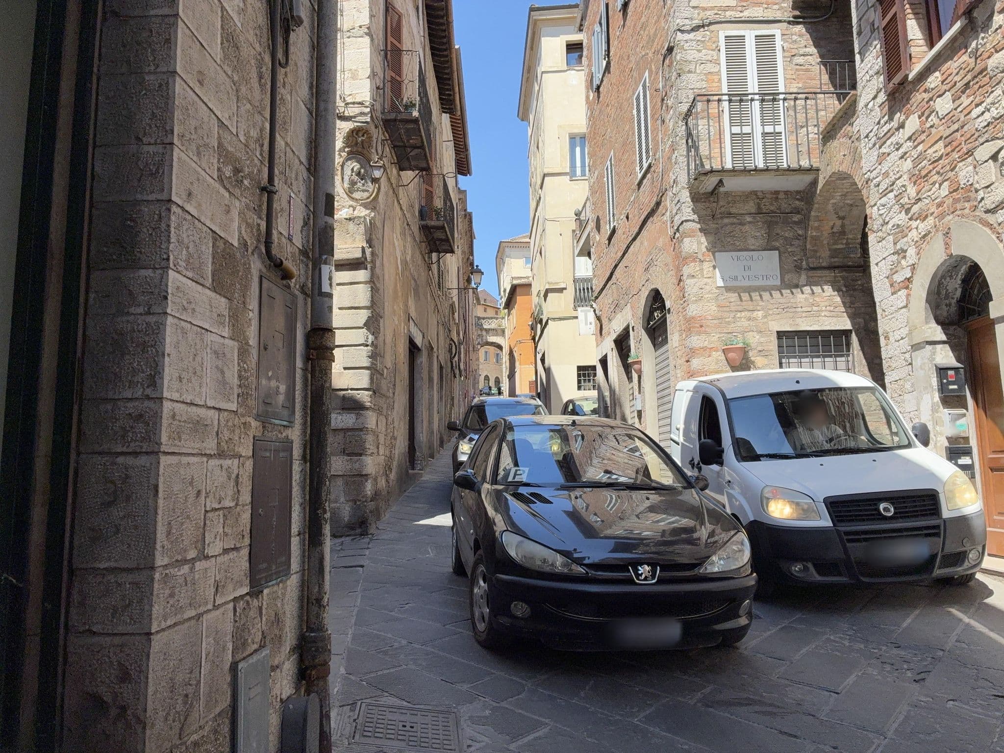 Street view near Palazzo degli Stemmi, Todi — © panbauletto (CC BY-SA · Mapillary)