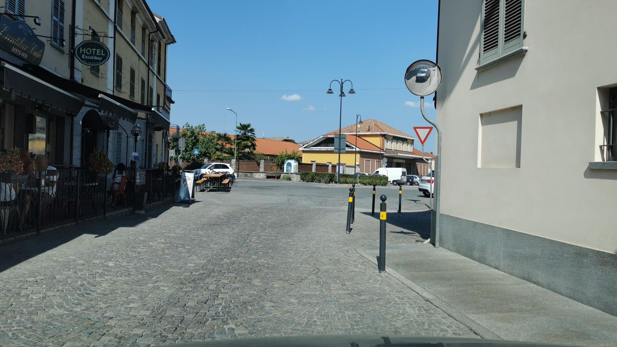 Street view near Hotel Excalibur, Revello — © canfe (CC BY-SA · Mapillary)