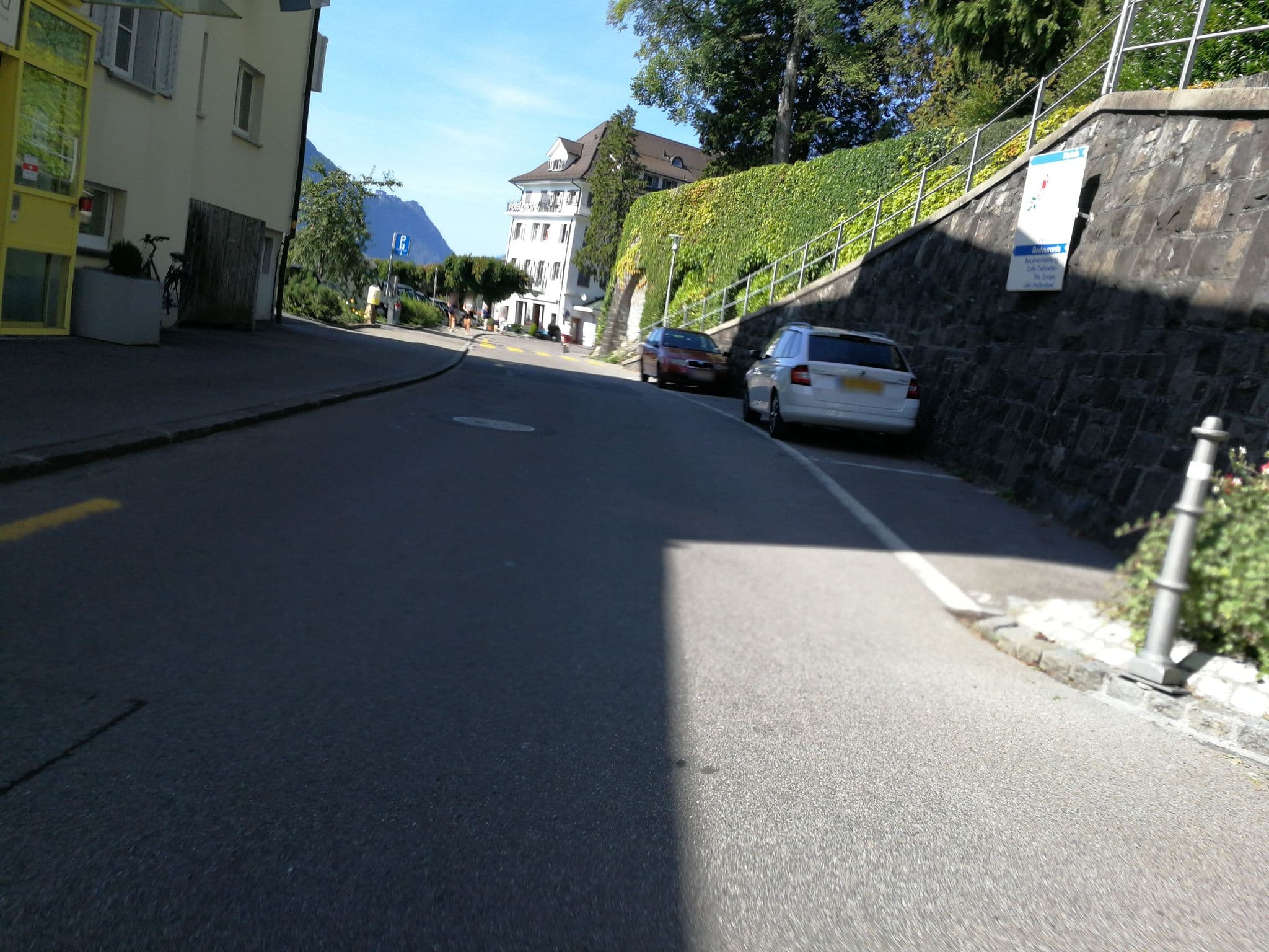Street view near Garni Hotel Frohburg, Weggis — © barbe45 (CC BY-SA · Mapillary)