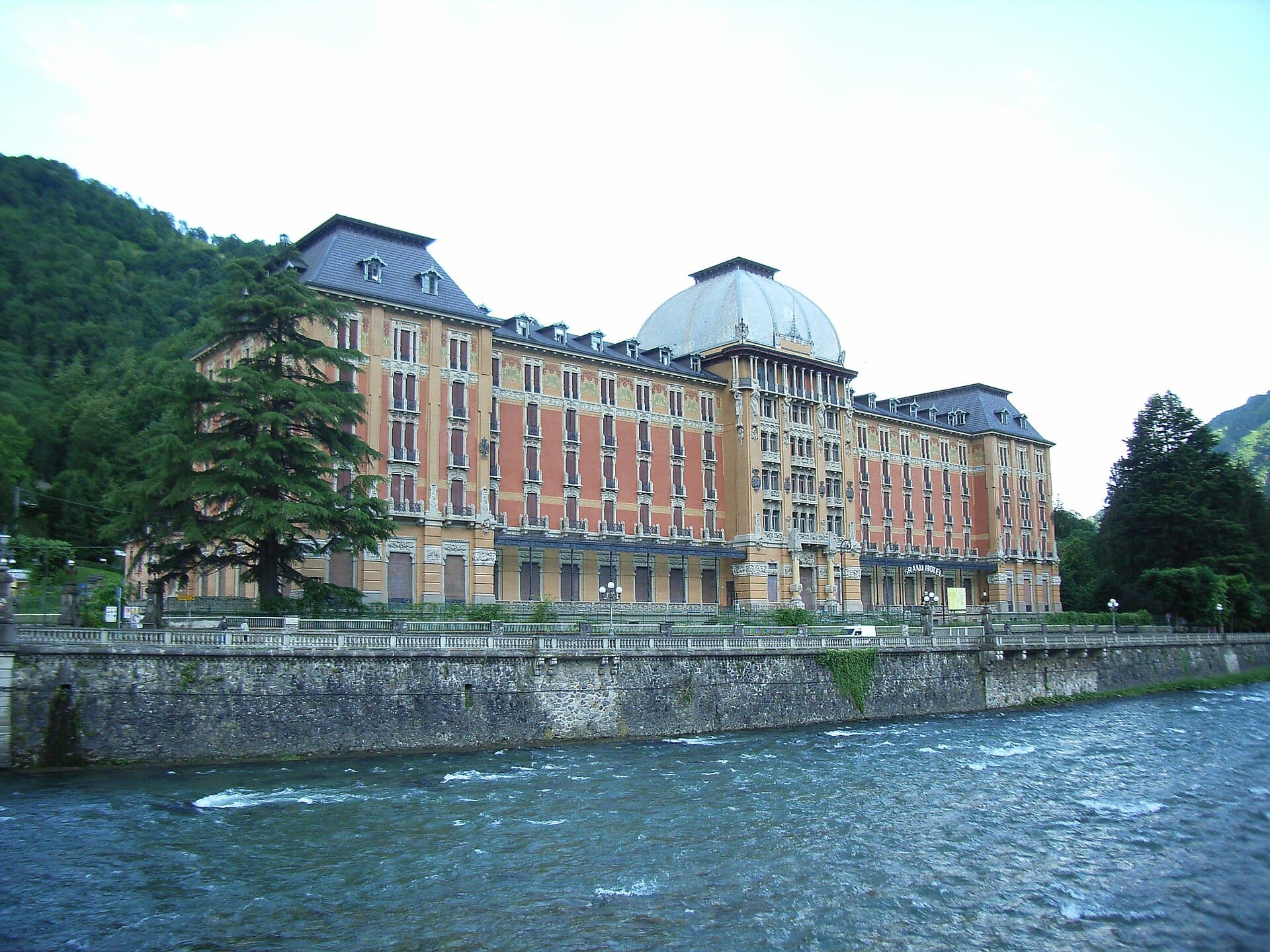 Grand Hotel San Pellegrino (via Wikimedia Commons, CC BY-SA 3.0)