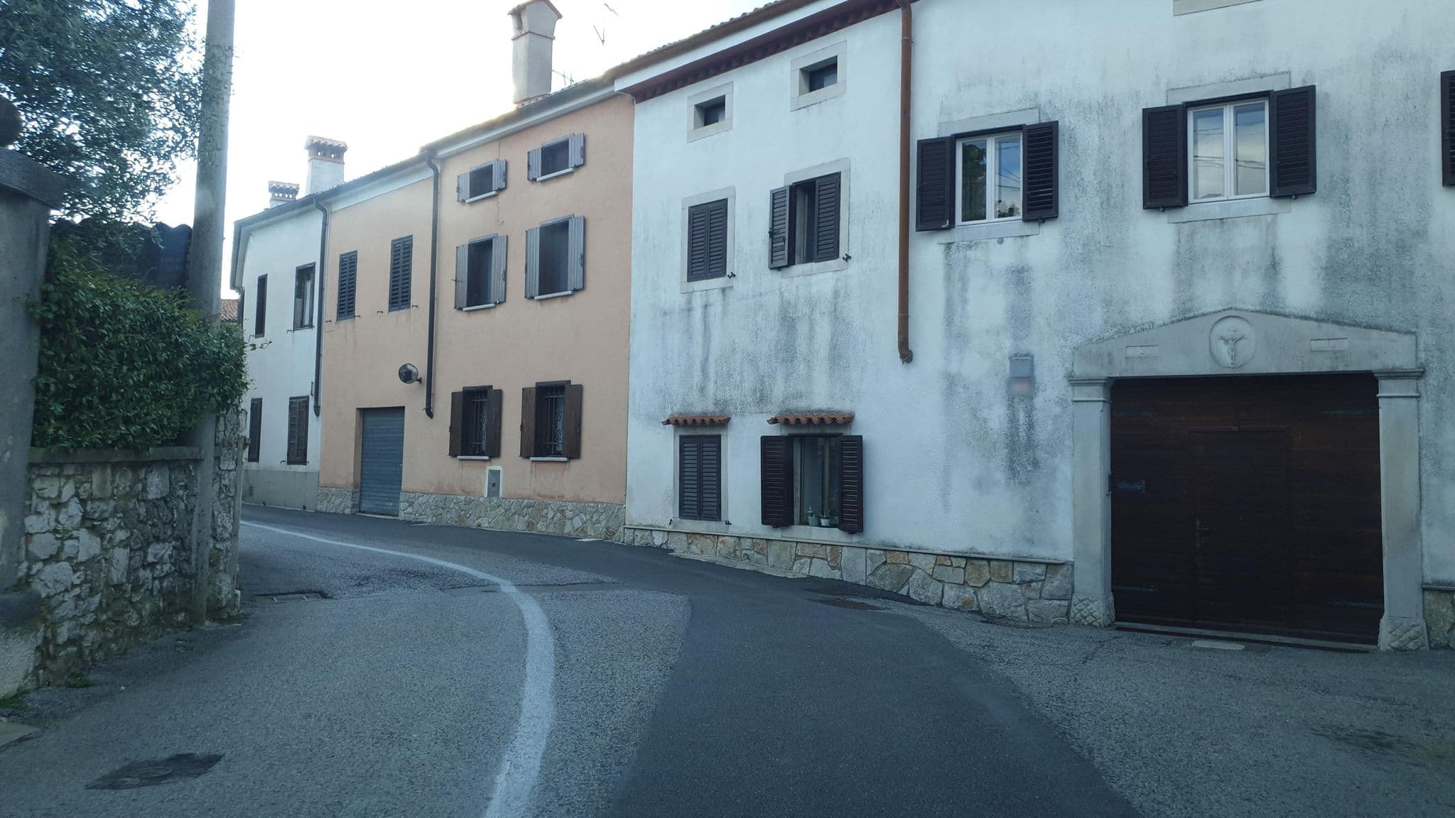 Street view near Crocevia - Locanda carsica contemporanea, Santa Croce — © damjang (CC BY-SA · Mapillary)