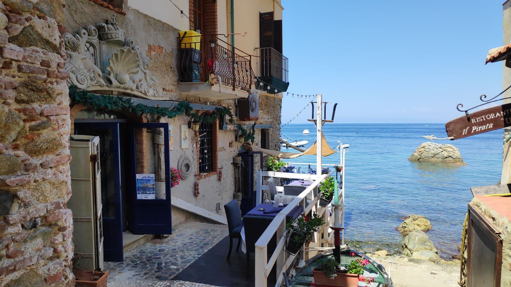 Street view near Romeo e Giulietta, Scilla — © marcuscalabresus (CC BY-SA · Mapillary)