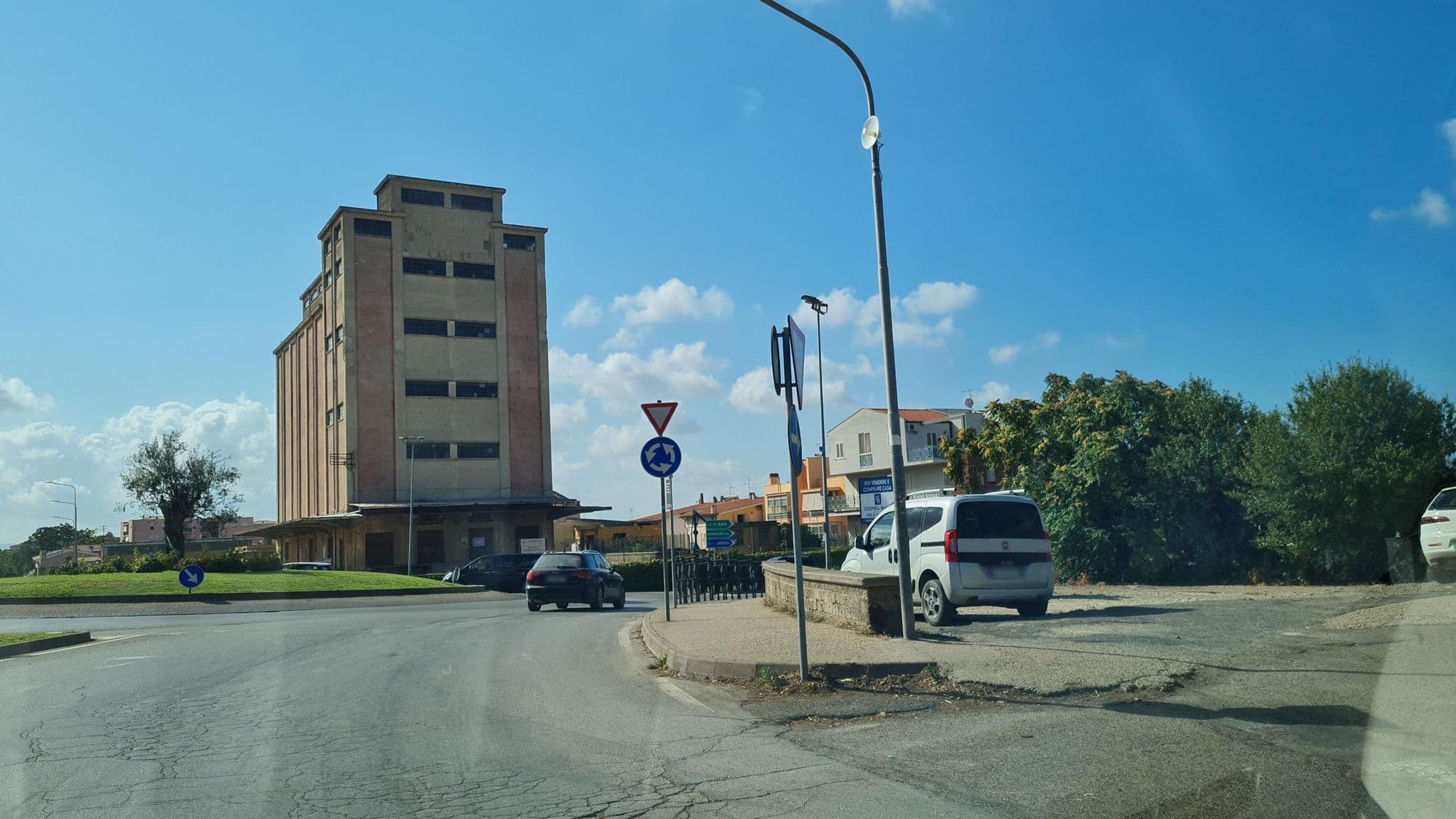 Street view near Albergo Aurelia, Tarquinia — © laniuscollurio (CC BY-SA · Mapillary)