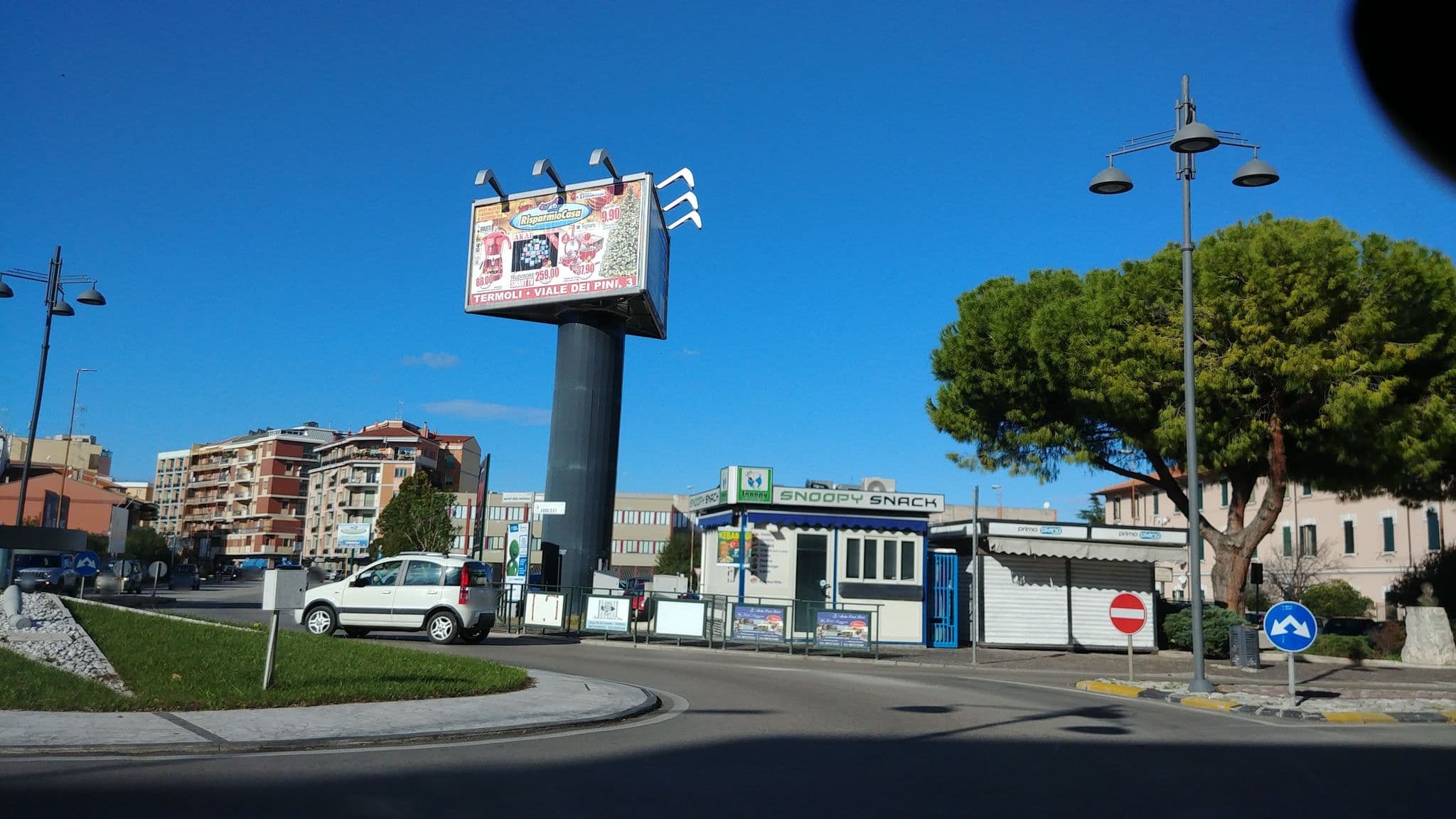 Street view near Albergo Quarantadue Quindici, Termoli — © mpassarelli (CC BY-SA · Mapillary)