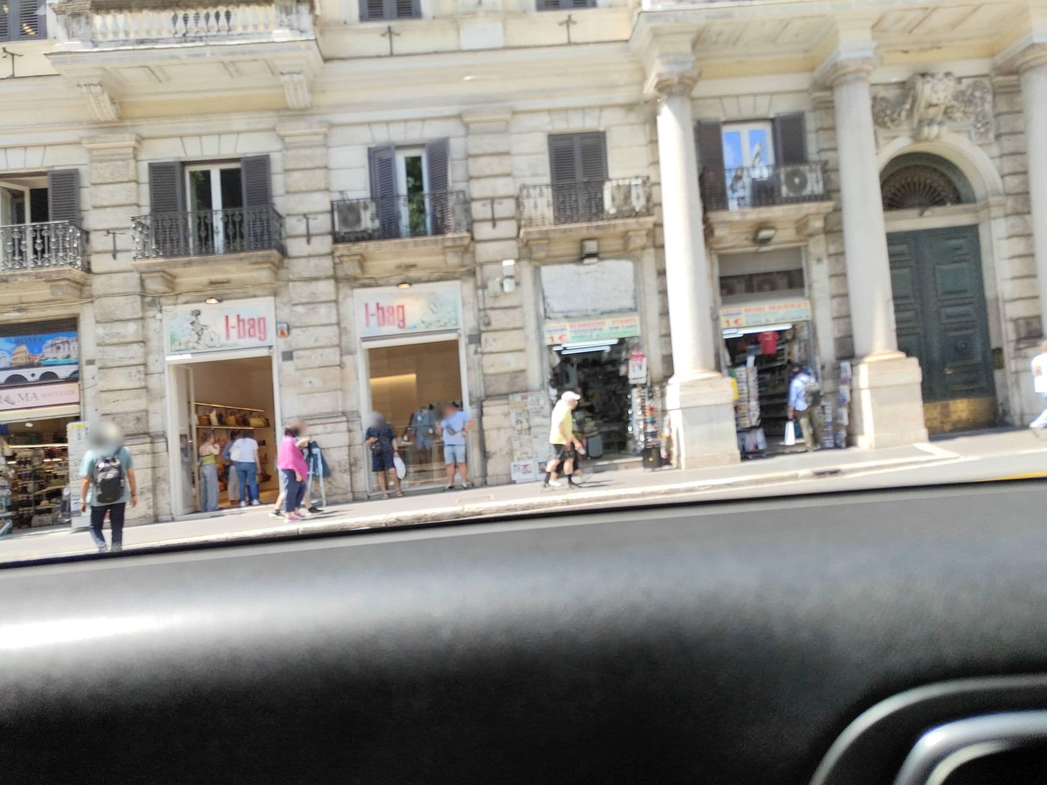 Street view near Quirinale Luxury Rooms, Pigna — © omfg_notpr (CC BY-SA · Mapillary)