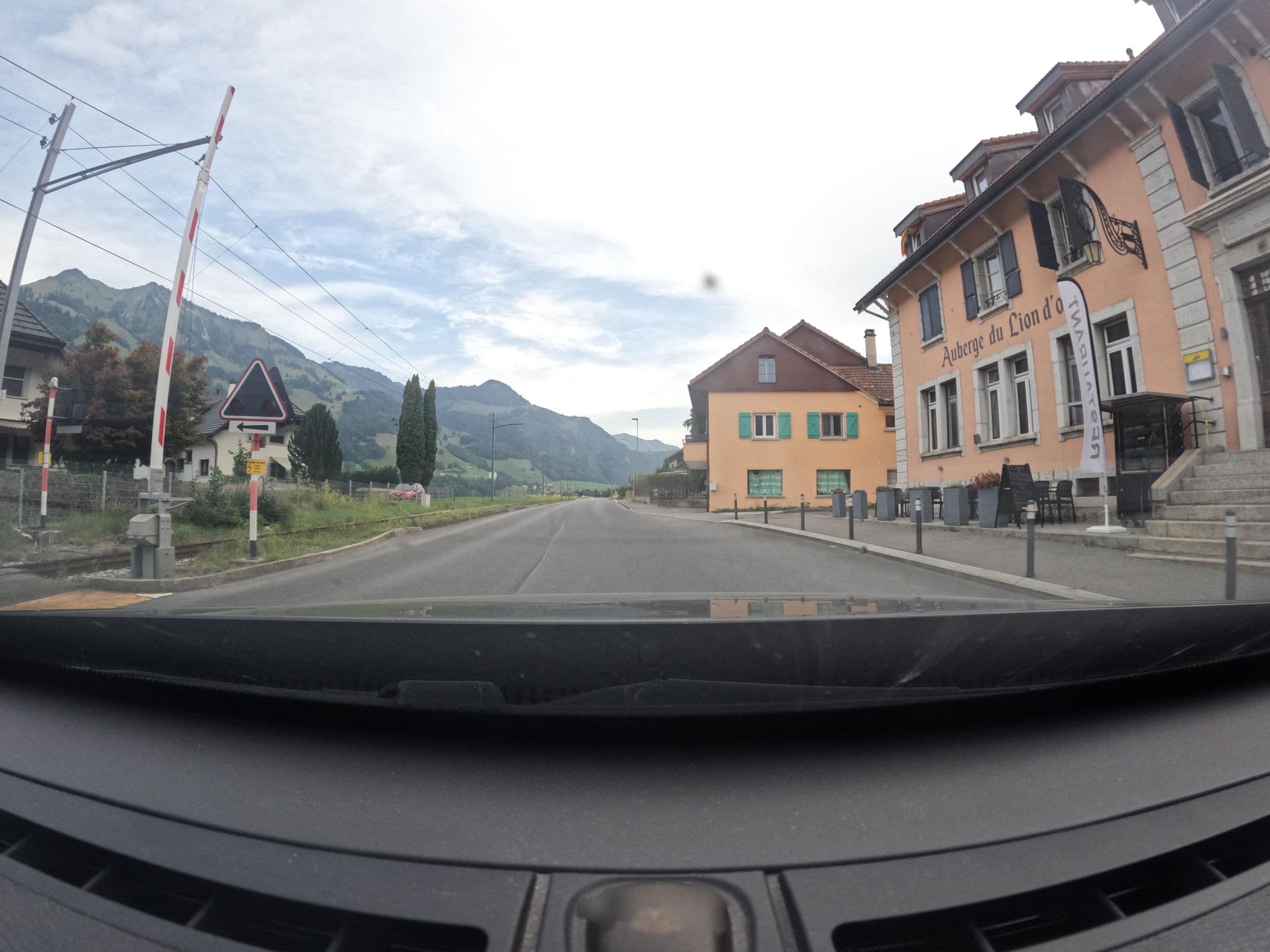Street view near Auberge du Lion d'Or, Gruyères — © vinisa (CC BY-SA · Mapillary)
