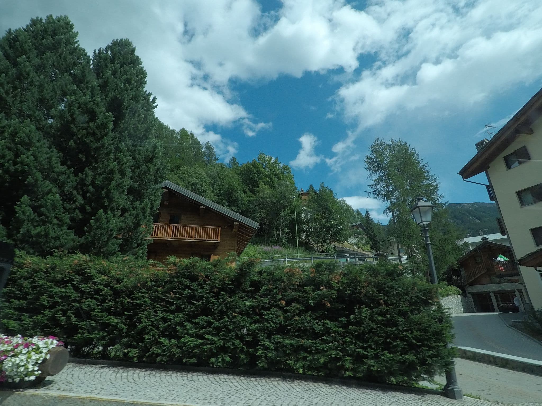 Street view near Hotel Ristorante Etoile de Neige fra i comprensori sciistici di Breuil - HOTEL RISTORANTE Cervinia e Zermatt VALTOURNENCHE, Valtournenche — © bcostacurta (CC BY-SA · Mapillary)