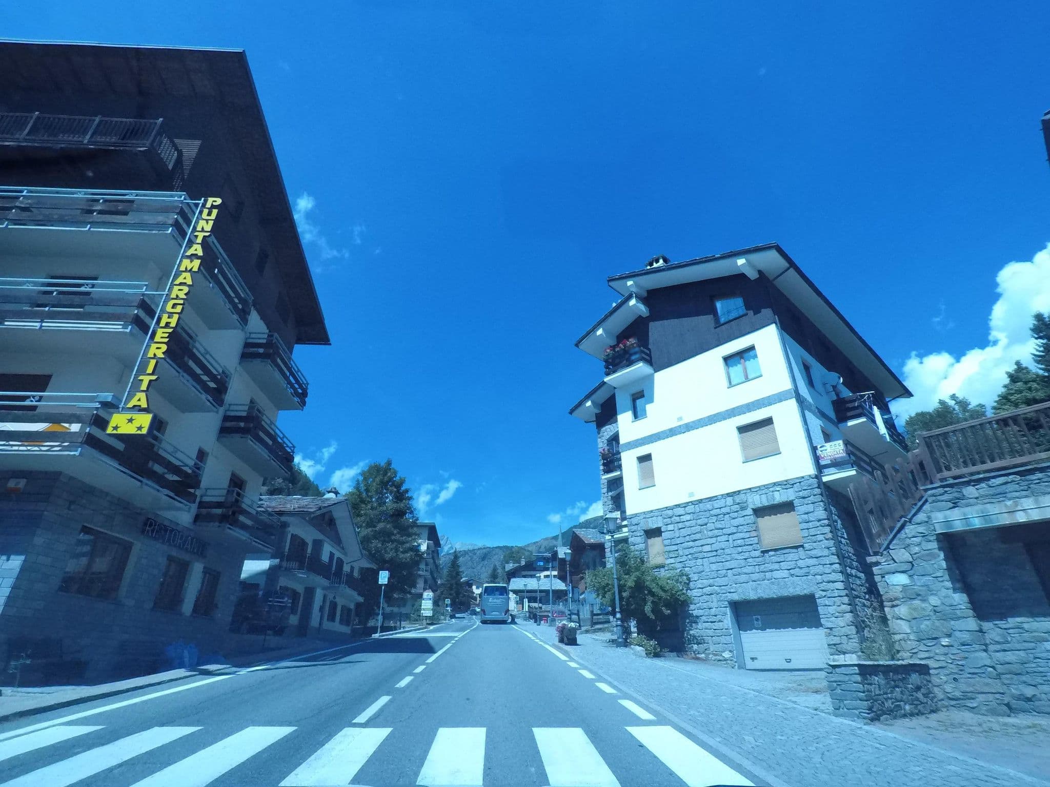 Street view near Albergo Punta Margherita, Valtournenche — © bcostacurta (CC BY-SA · Mapillary)