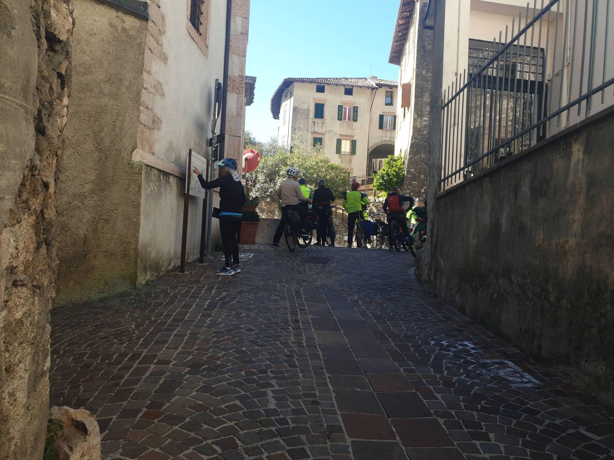 Street view near Cà dei fiori, Vezzano — © voschix (CC BY-SA · Mapillary)