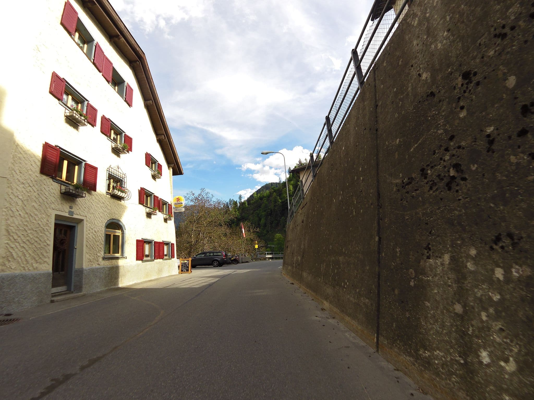 Street view near Rössli, Rhäzüns — © likesopenstreetmap (CC BY-SA · Mapillary)