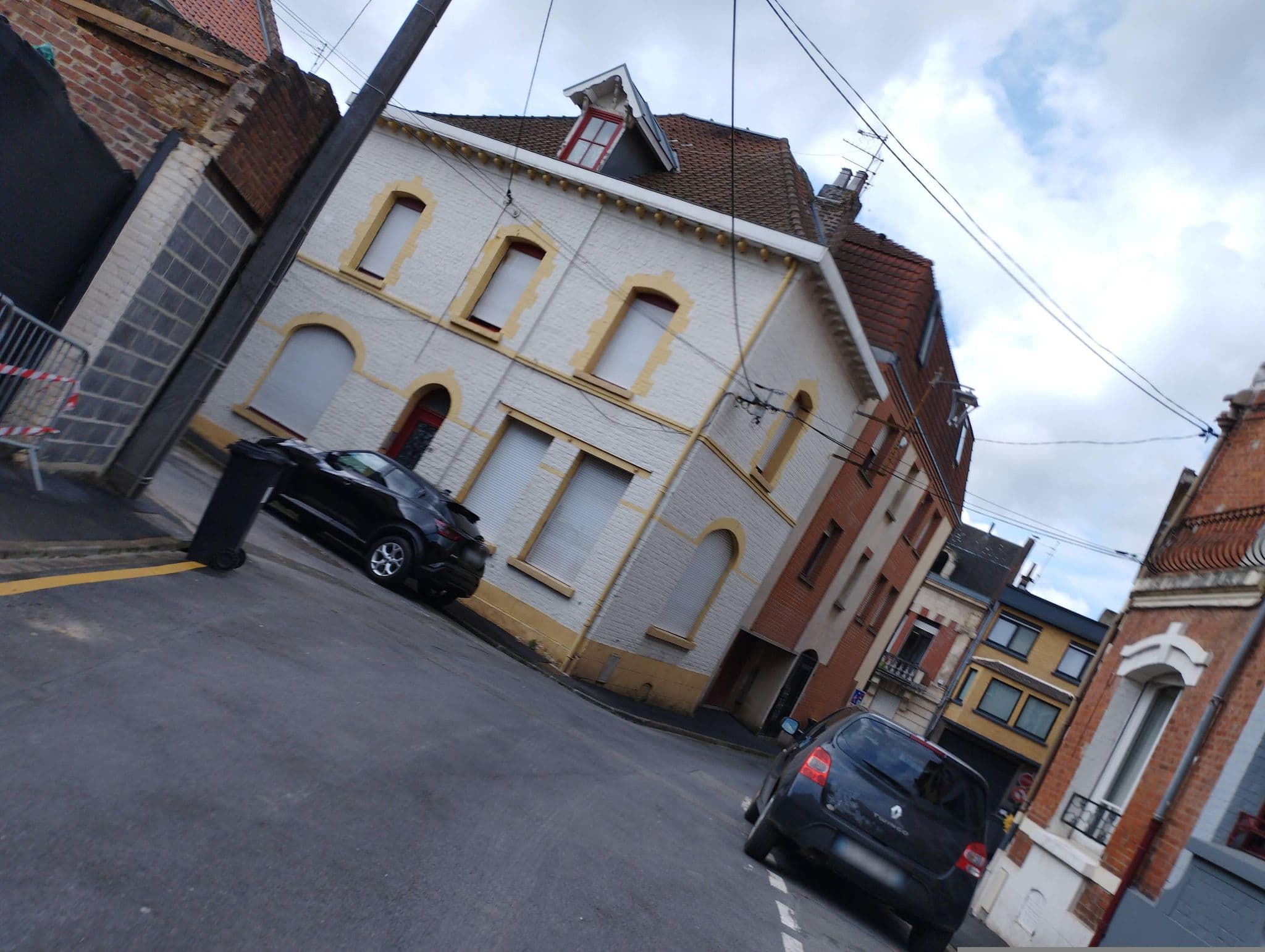 Street view near La Maison Coquine - Love Room et balnéo à Béthune, Béthune — © kritic (CC BY-SA · Mapillary)