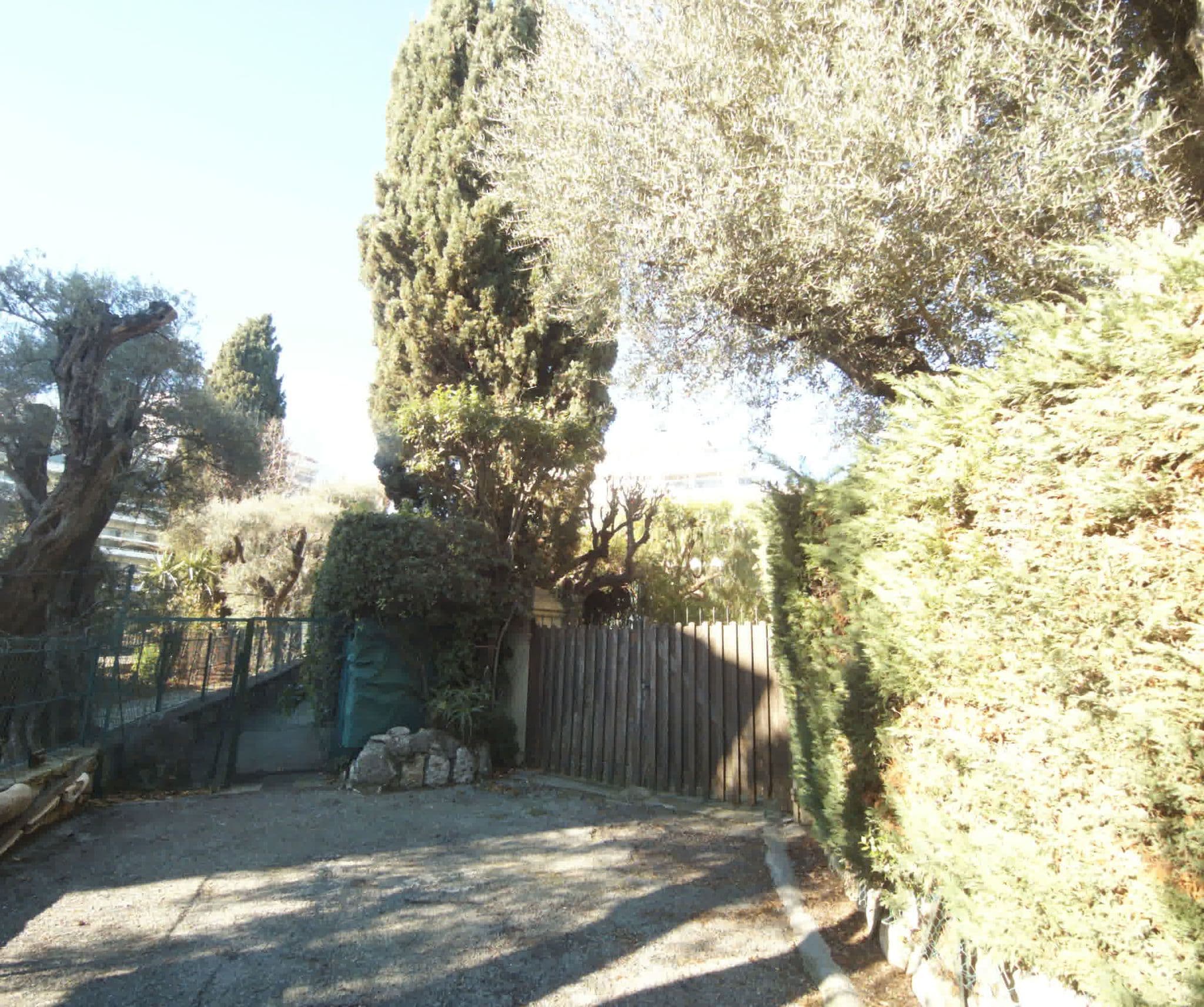 Street view near Résidence La Rostagne Pierre & Vacances, Juan-les-Pins — © sogefi (CC BY-SA · Mapillary)