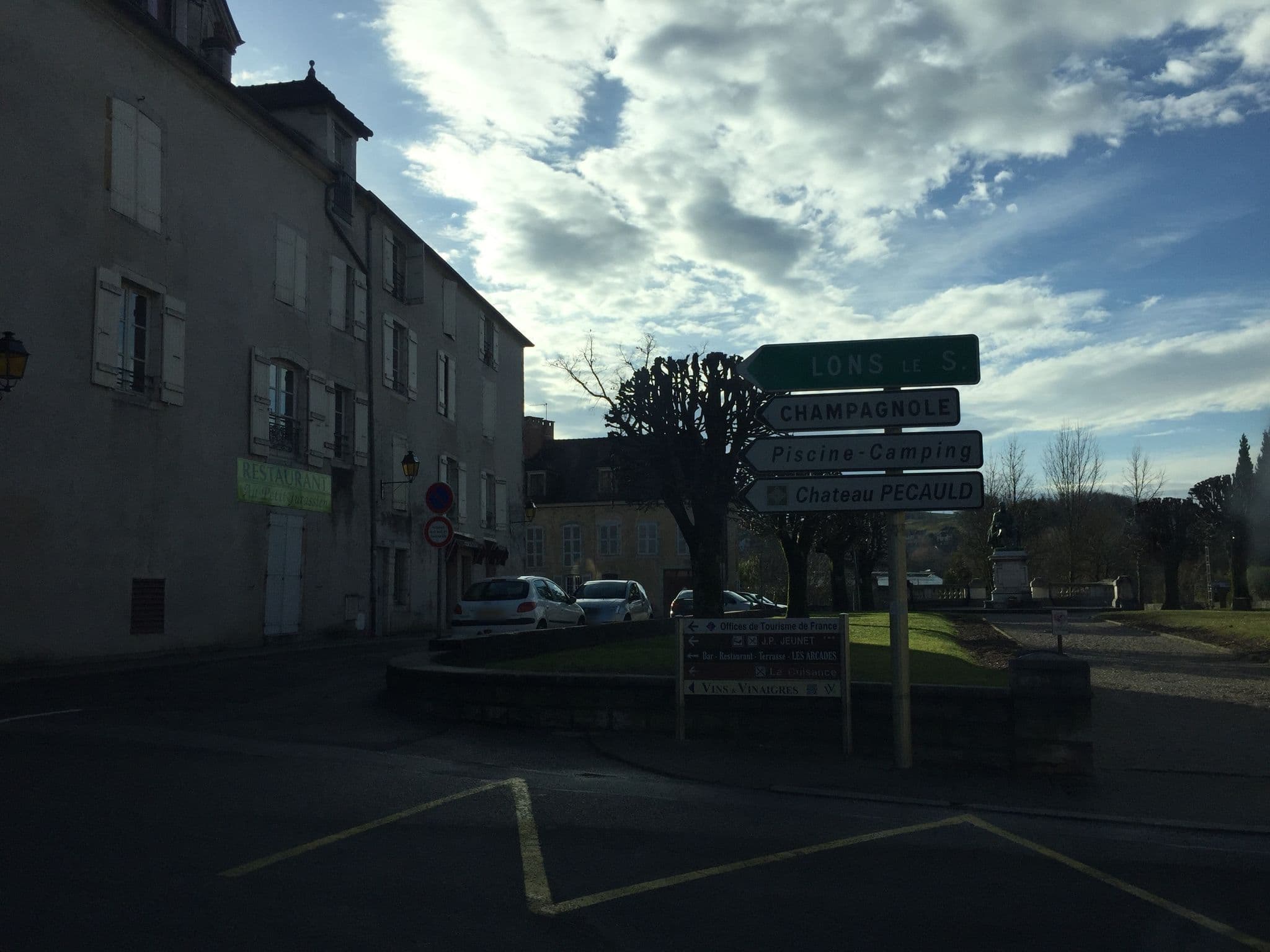 Street view near Logis Hôtel des Messageries, Arbois, Arbois — © thepriben (CC BY-SA · Mapillary)