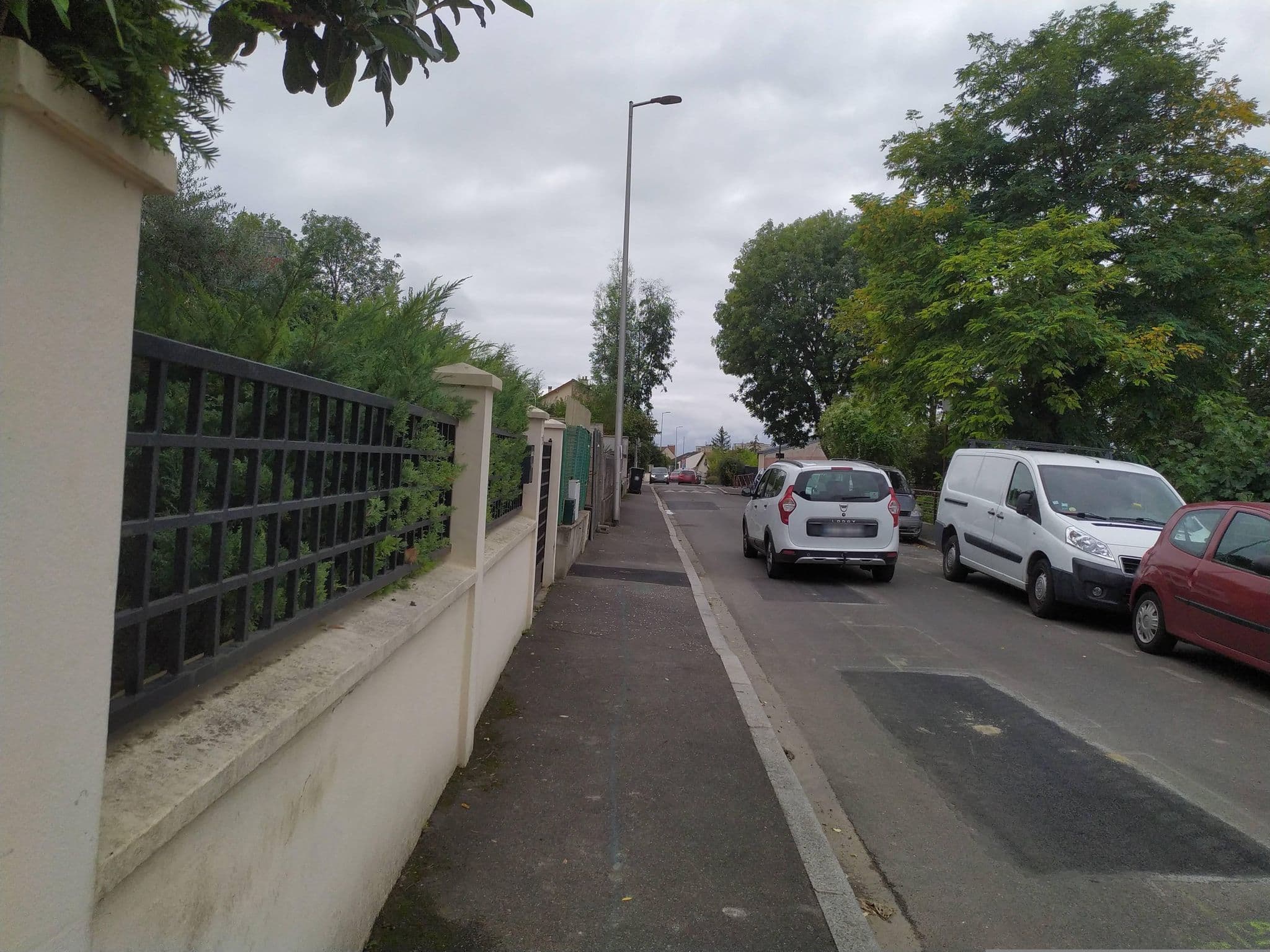 Street view near La Maison du Coteau, Cachan — © pierrebe (CC BY-SA · Mapillary)