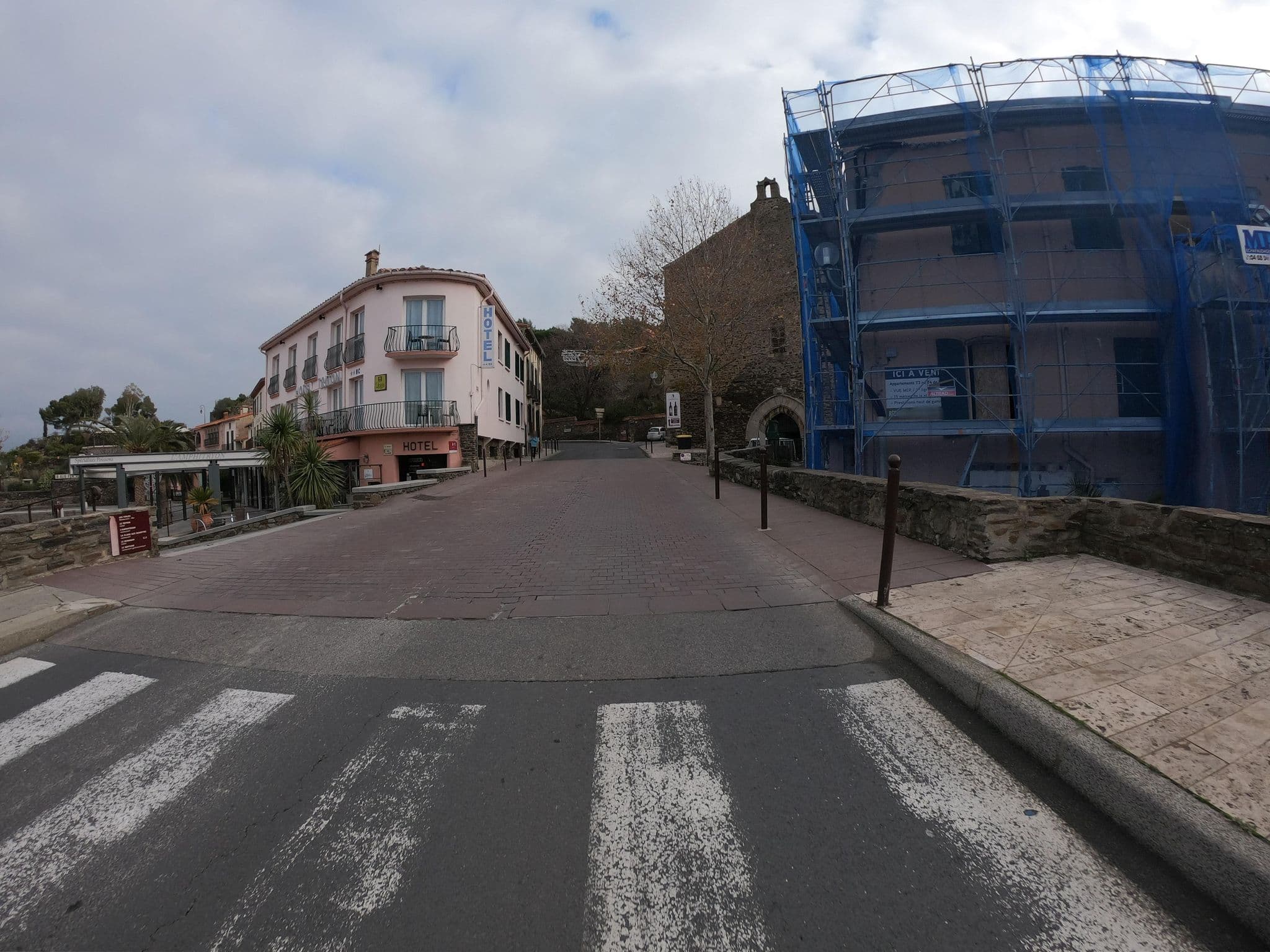 Street view near Logis Hôtel le Triton, Collioure — © joostjakob (CC BY-SA · Mapillary)