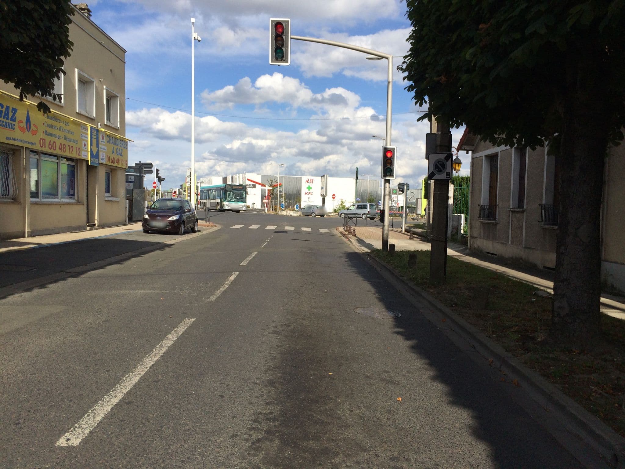 Street view near Near Port Hotel, Paray-Vieille-Poste — © josmougn (CC BY-SA · Mapillary)