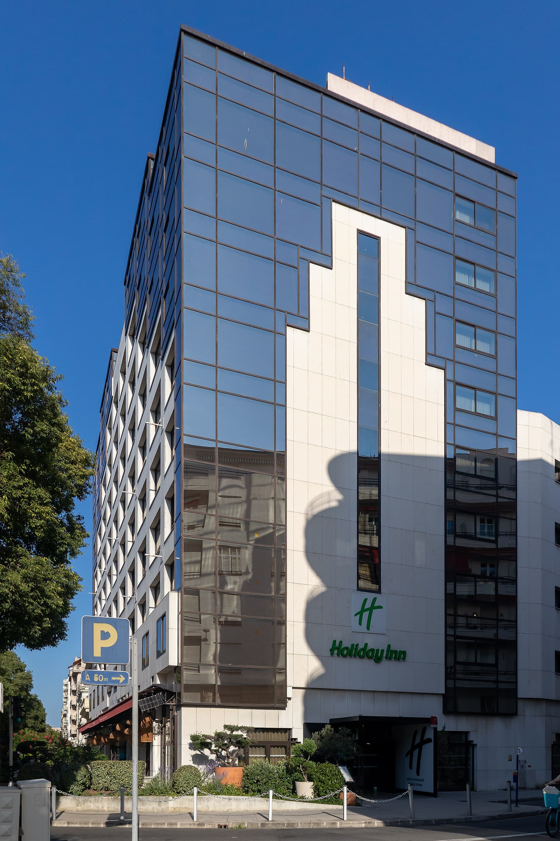 Holiday Inn Nice (via Wikimedia Commons, CC BY-SA 4.0)