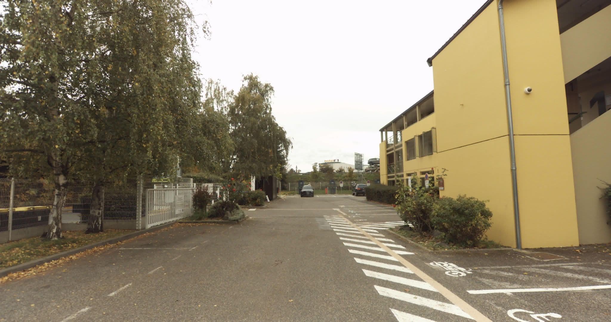 Street view near B&B HOTEL Clermont-Ferrand Le Brézet Aéroport, Aulnat — © sogefi (CC BY-SA · Mapillary)