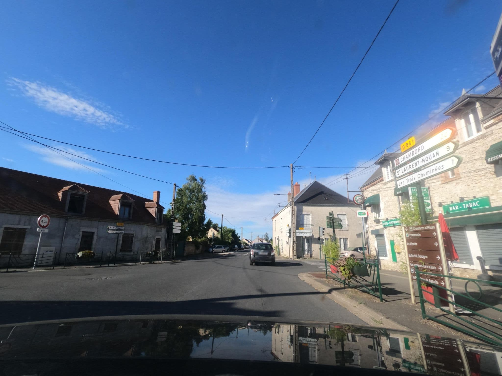 Street view near Auberge du Cygne de la Croix Blanche, Lailly-en-Val — © uwekoch (CC BY-SA · Mapillary)