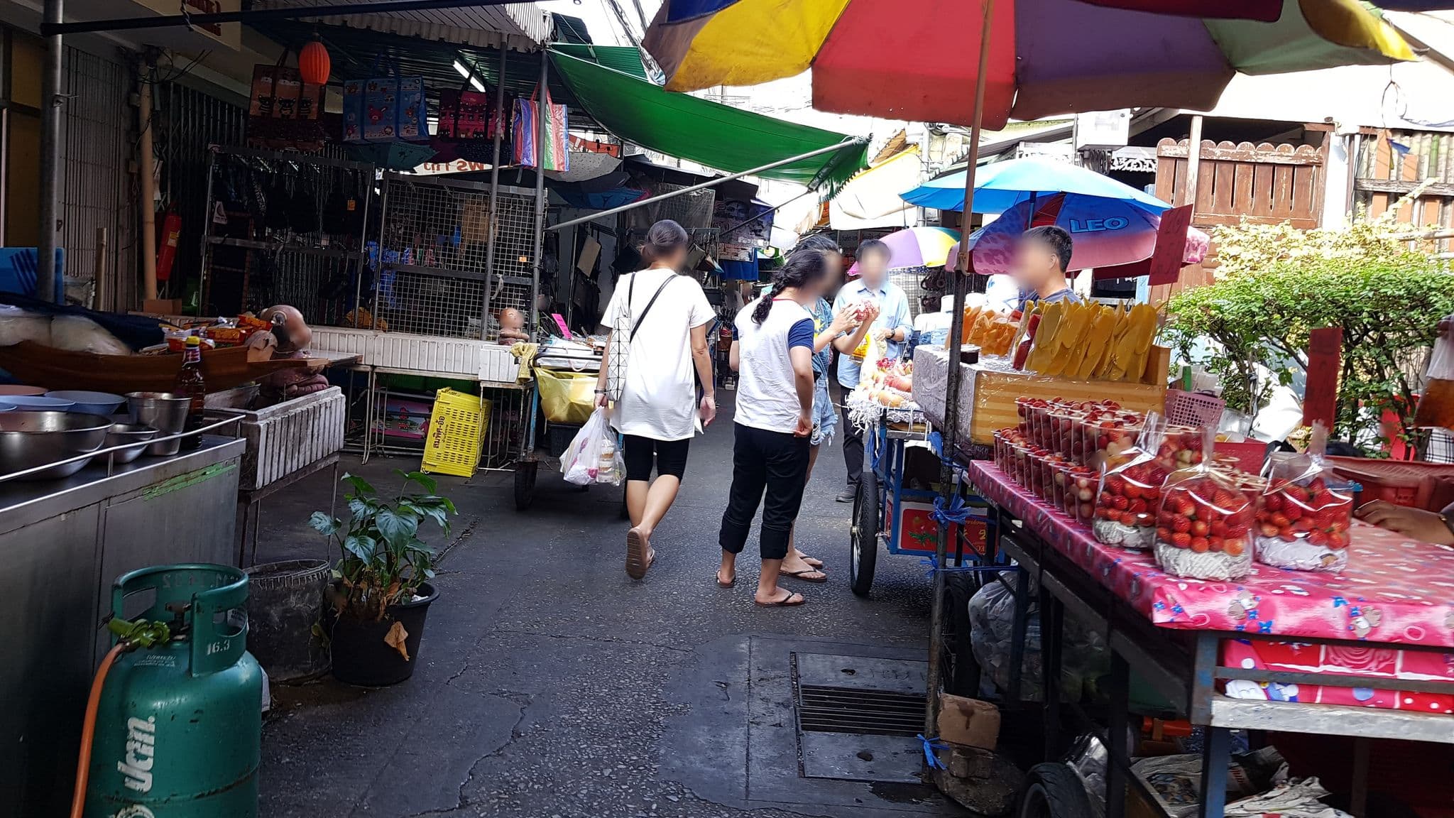 Street view near Baan Wang Lang Riverside, Siriraj — © igorzo (CC BY-SA · Mapillary)